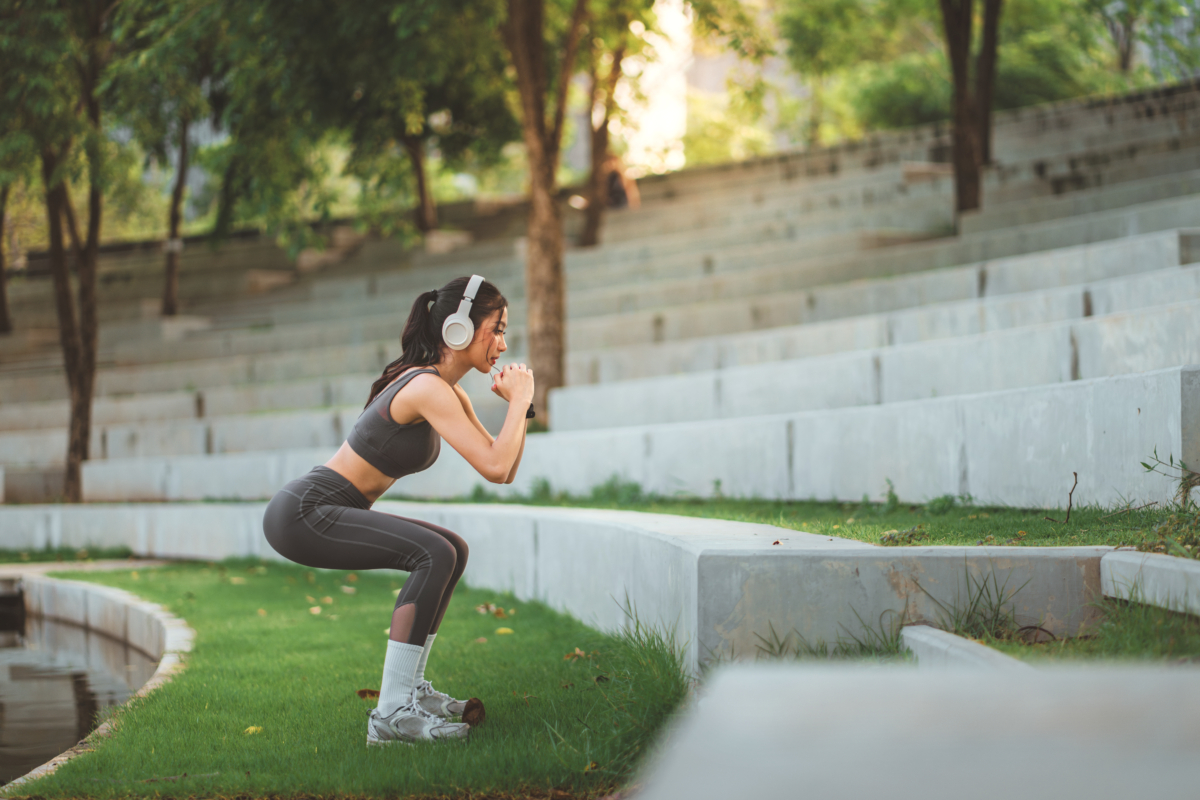 想讓馬甲線更容易出現，重點不是狂做捲腹，而是把降體脂、核心穩定和全身訓練一起顧好。