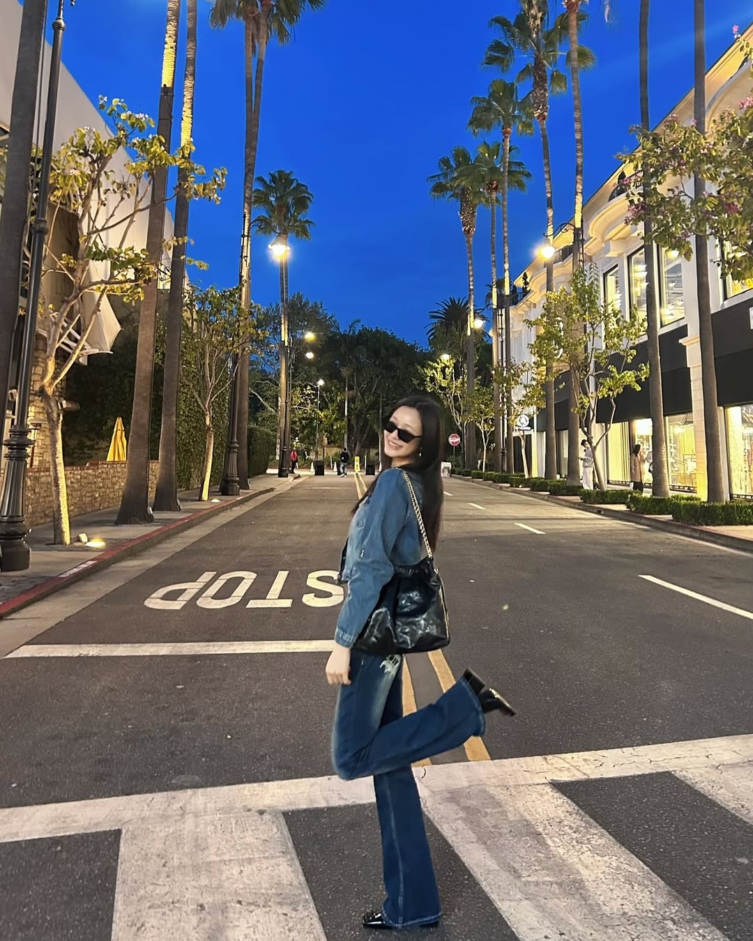 這是小個子女孩必學的滿分示範！高腰喇叭牛仔褲搭配同色系牛仔外套，利用色彩的一致性來無限延伸腿部比例。