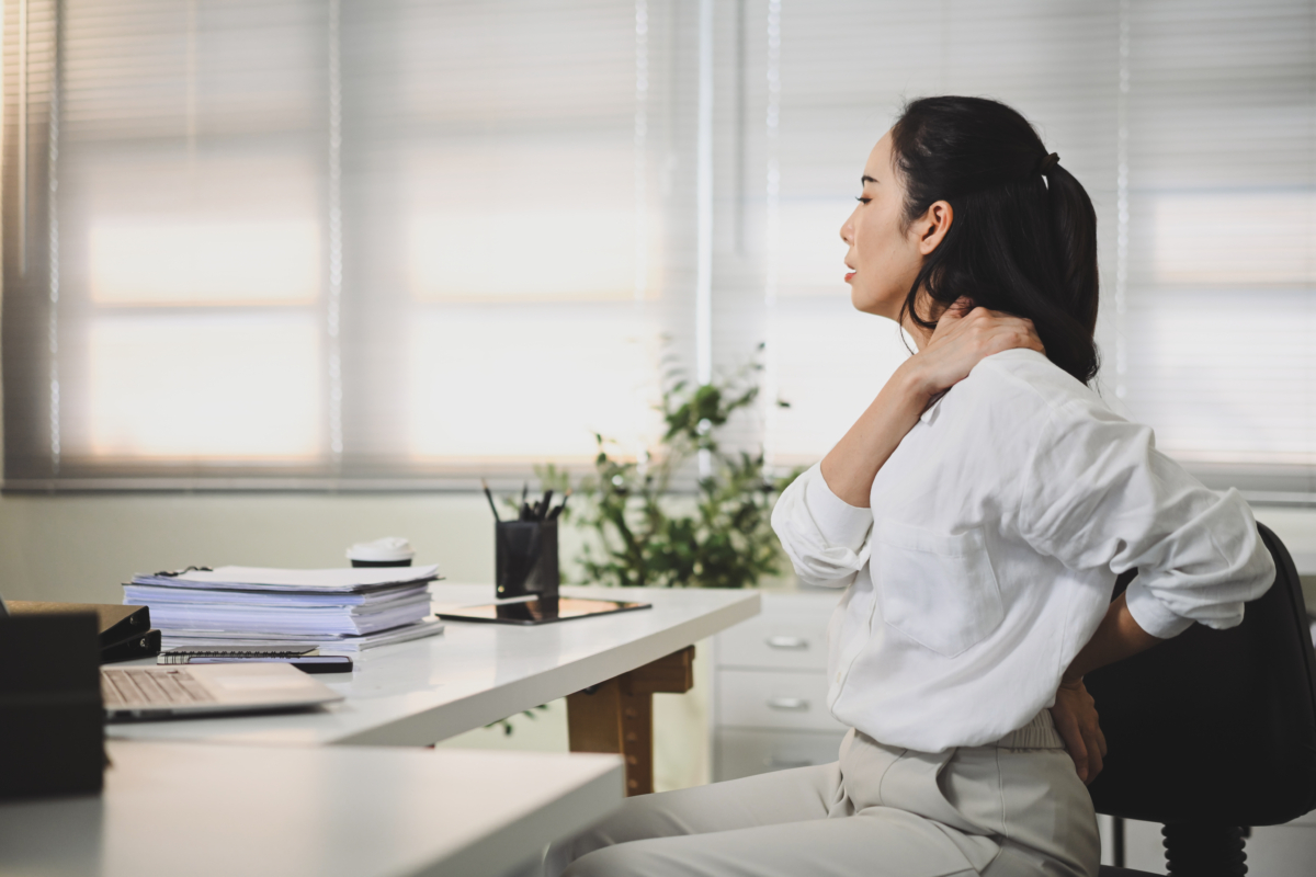 斜方肌放鬆與其偶爾一次做很久，不如每天花3至5分鐘規律伸展，通常會更容易有感。