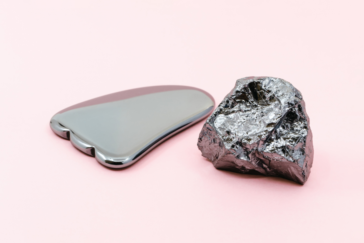 鈦赫茲常見用法包括當作手鍊或項鍊日常佩戴、作為刮痧板或按摩板做簡單美容護理，也可當成隨身小物或桌面擺件使用。