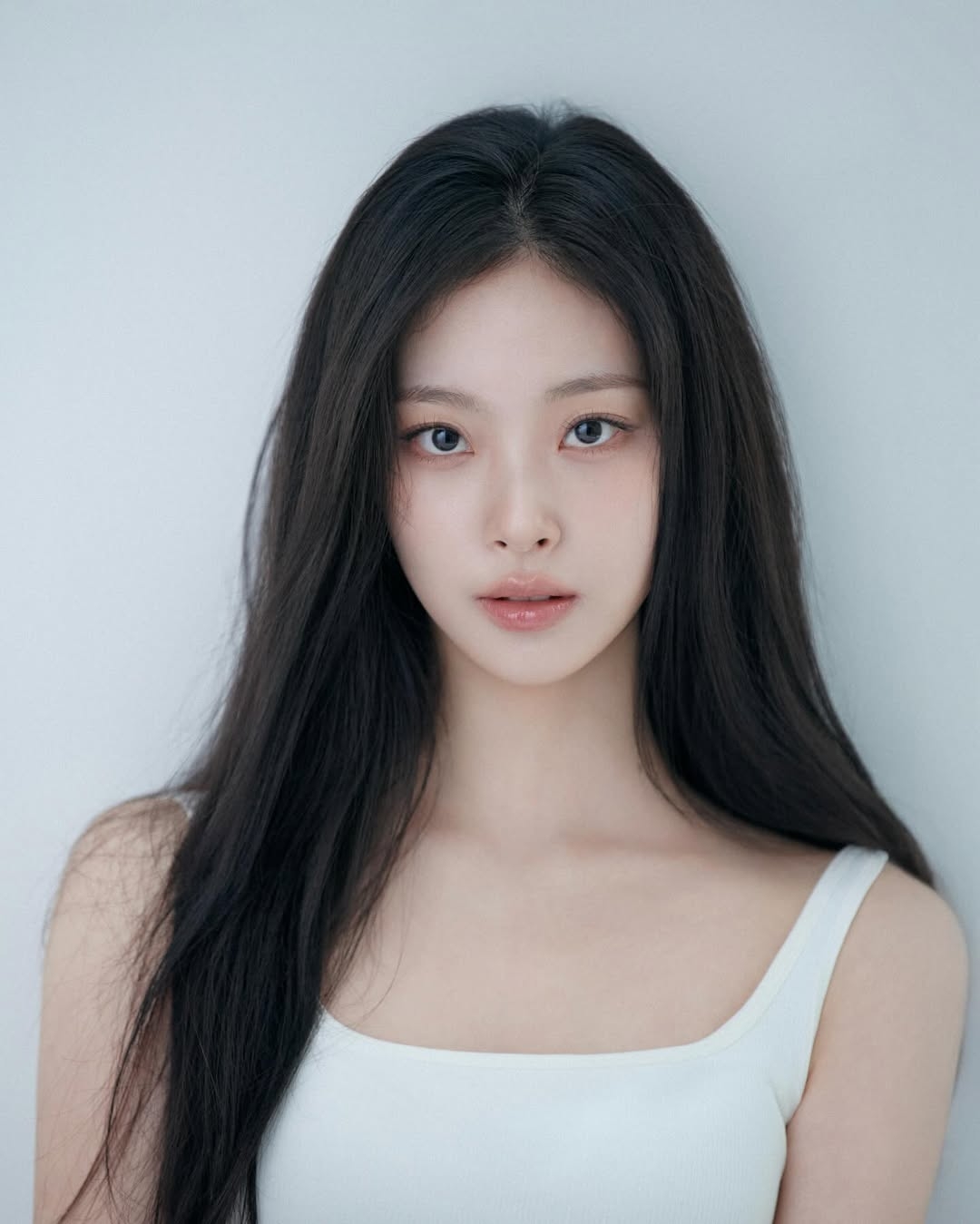 崔熙真的氣質清新卻保有貓類的靈動。她的臉型偏短，眼神清澈卻有神，給人一種鄰家小貓的親切感。