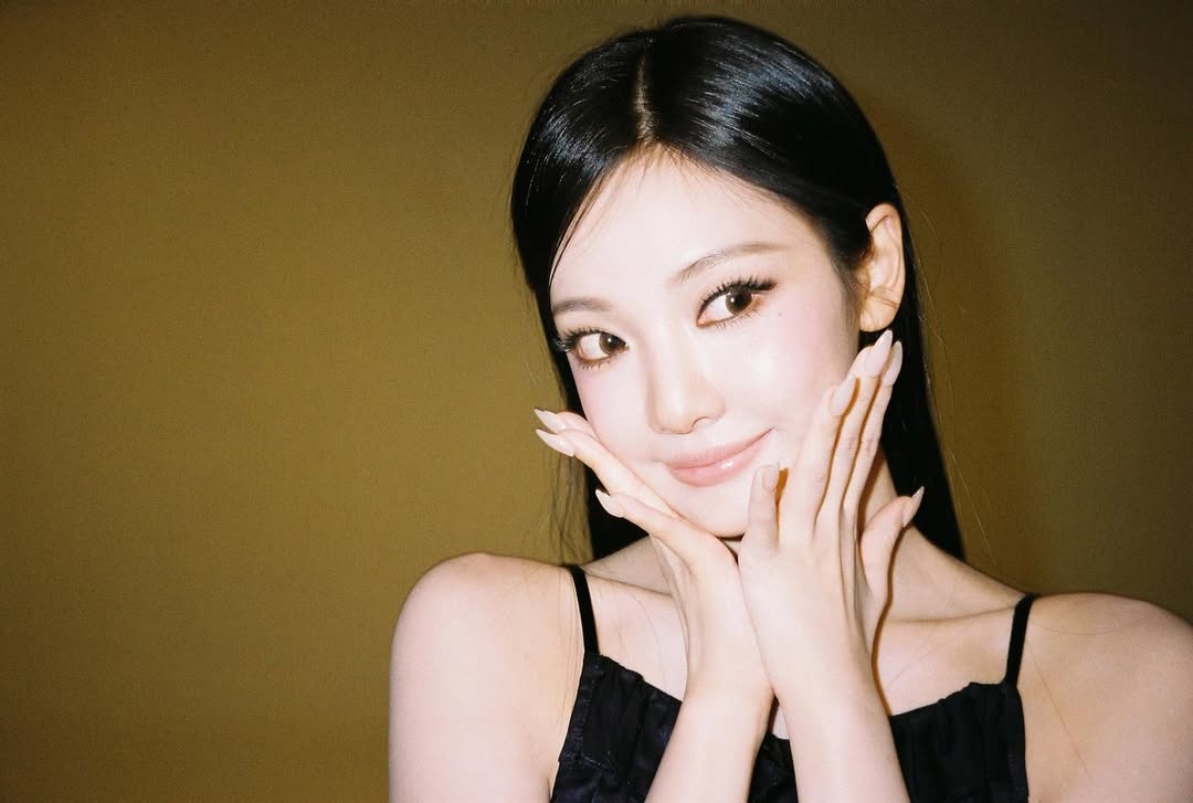 aespa NingNing雖然有種貴氣感，但因為臉型帶點肉感，被粉絲封為「火熱小貓」。她的妝容通常更強調眼線，展現出一種充滿自信的小貓魅力。