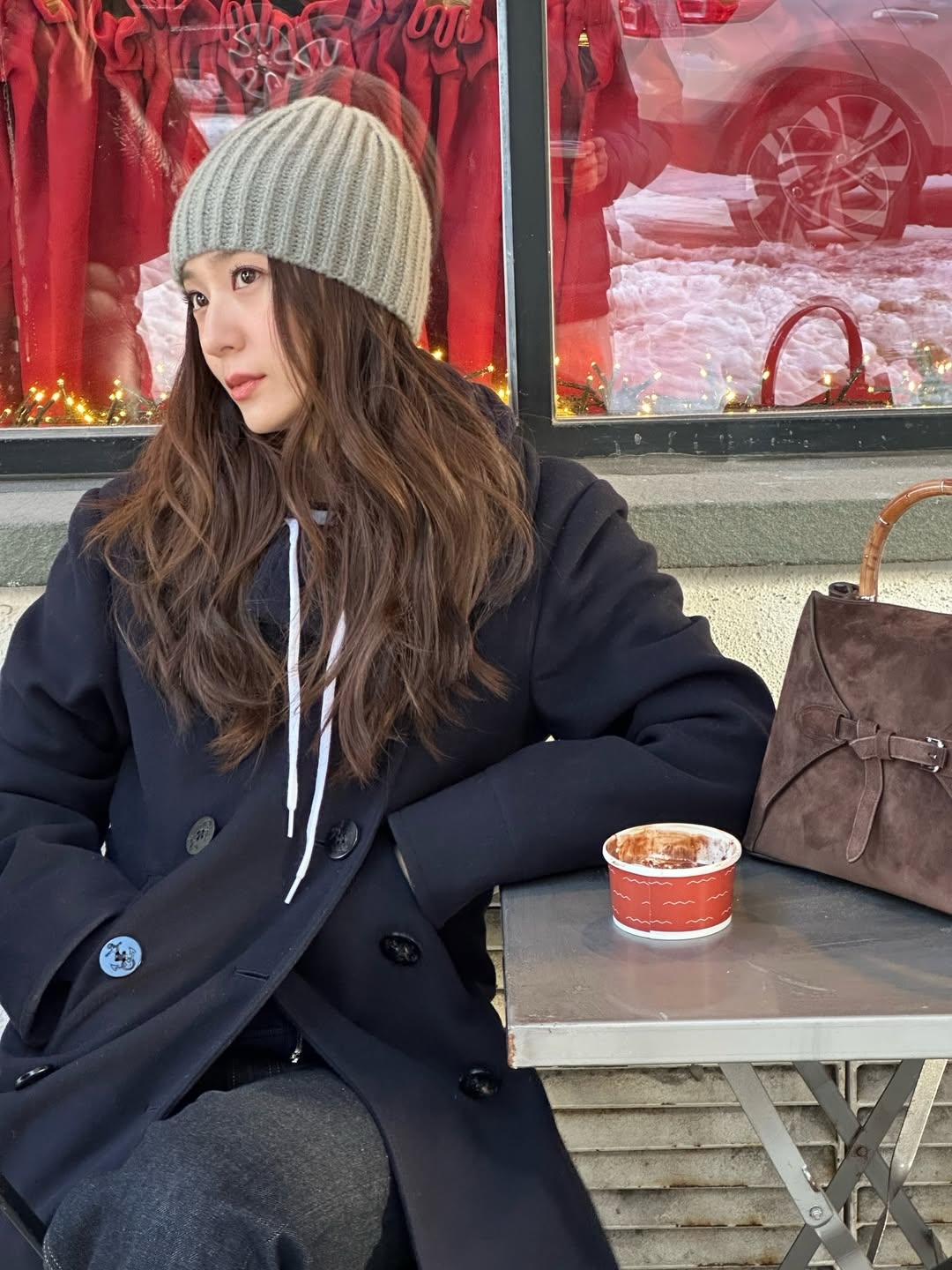 Krystal的貓系長相特徵在於微微上揚的眼型與冷靜的神情，傳遞出難以接近的貴氣與時尚距離感，能更顯氣場。