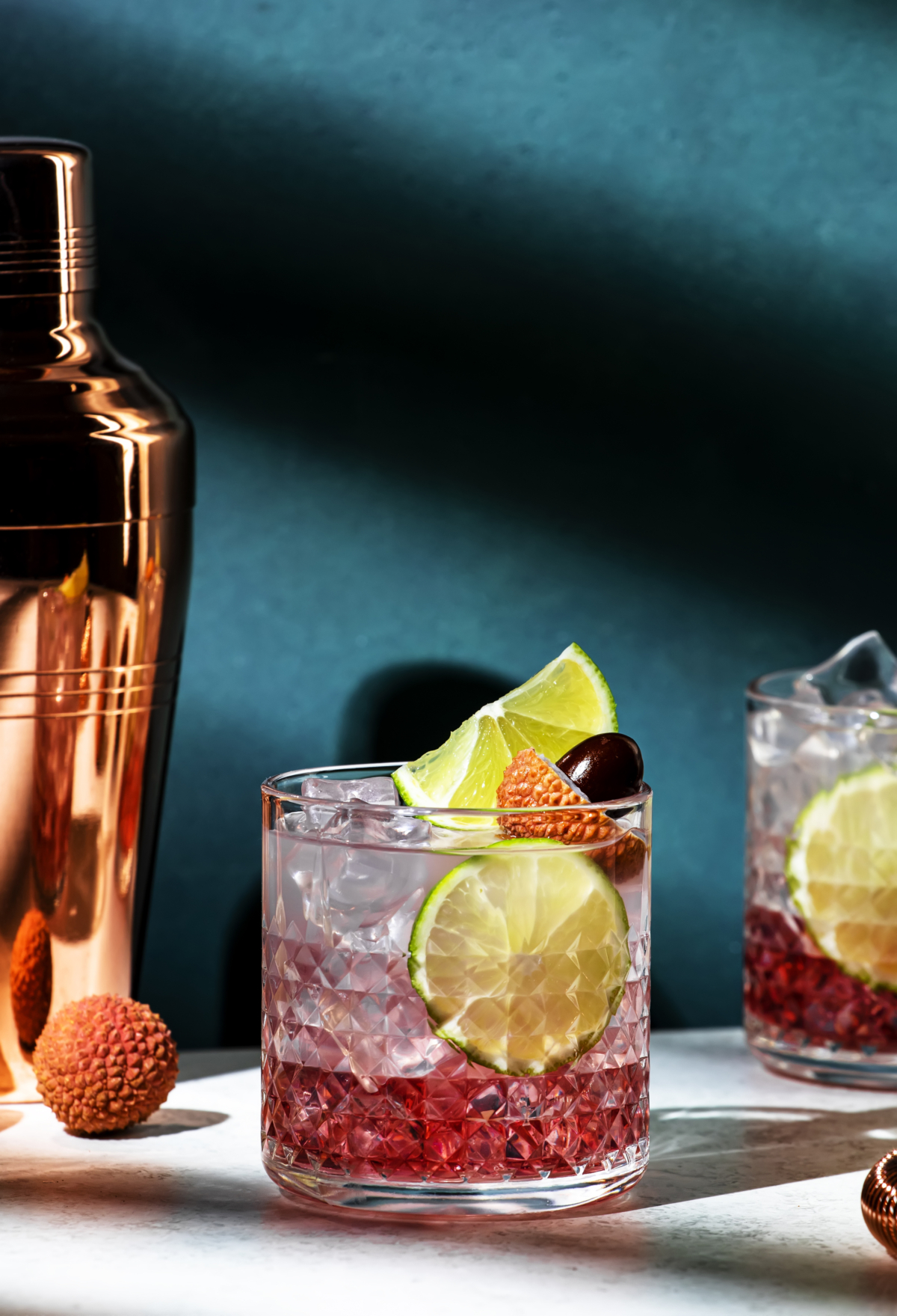 荔枝酒加氣泡水是很適合新手的喝法，能讓原本偏甜的果香口感變得更清爽、更容易入口。