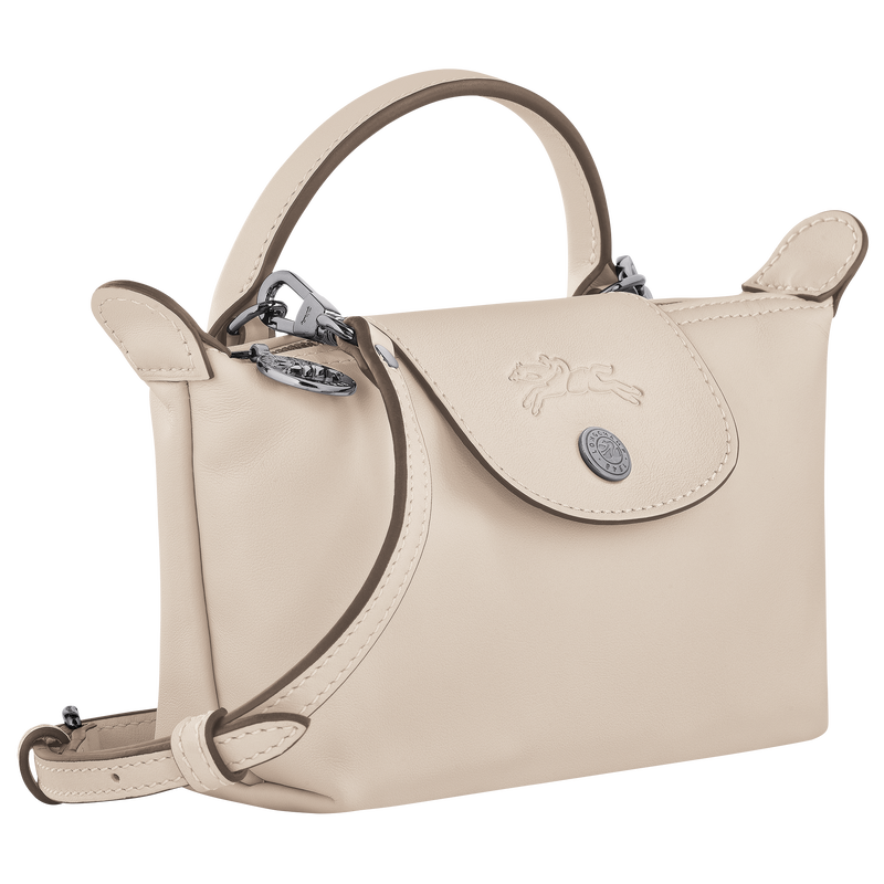 Longchamp Le Pliage Xtra XS 採用皮革材質，整體更精緻有質感，適合重視正式感與一包多用的人。