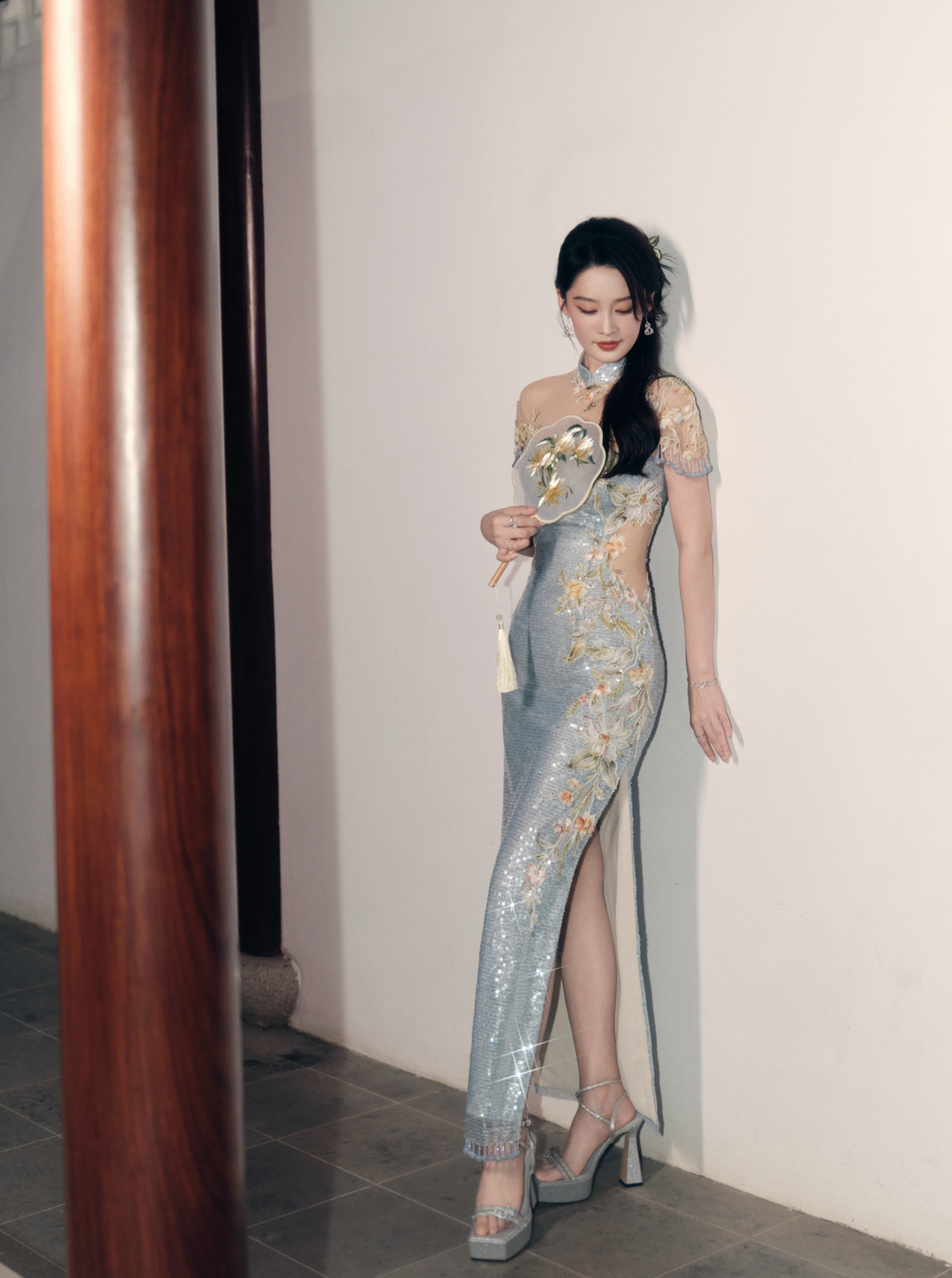 李沁看起來特別修長有氣質，不只因為身形纖細，也因為長期訓練養成了挺拔儀態，再加上穩定作息和日常管理，讓整體狀態更輕盈有精神。