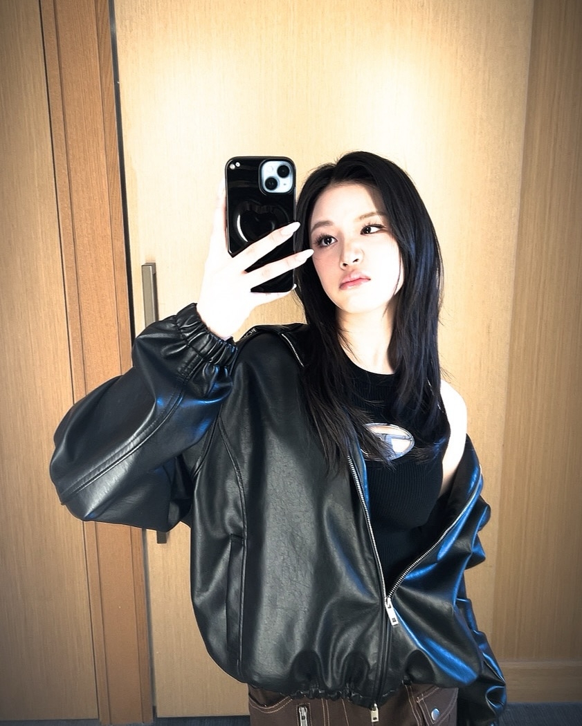 這套穿搭利用「上寬下合」的邏輯，雖然夾克很大件，但內搭緊身，完美平衡了身型比例。