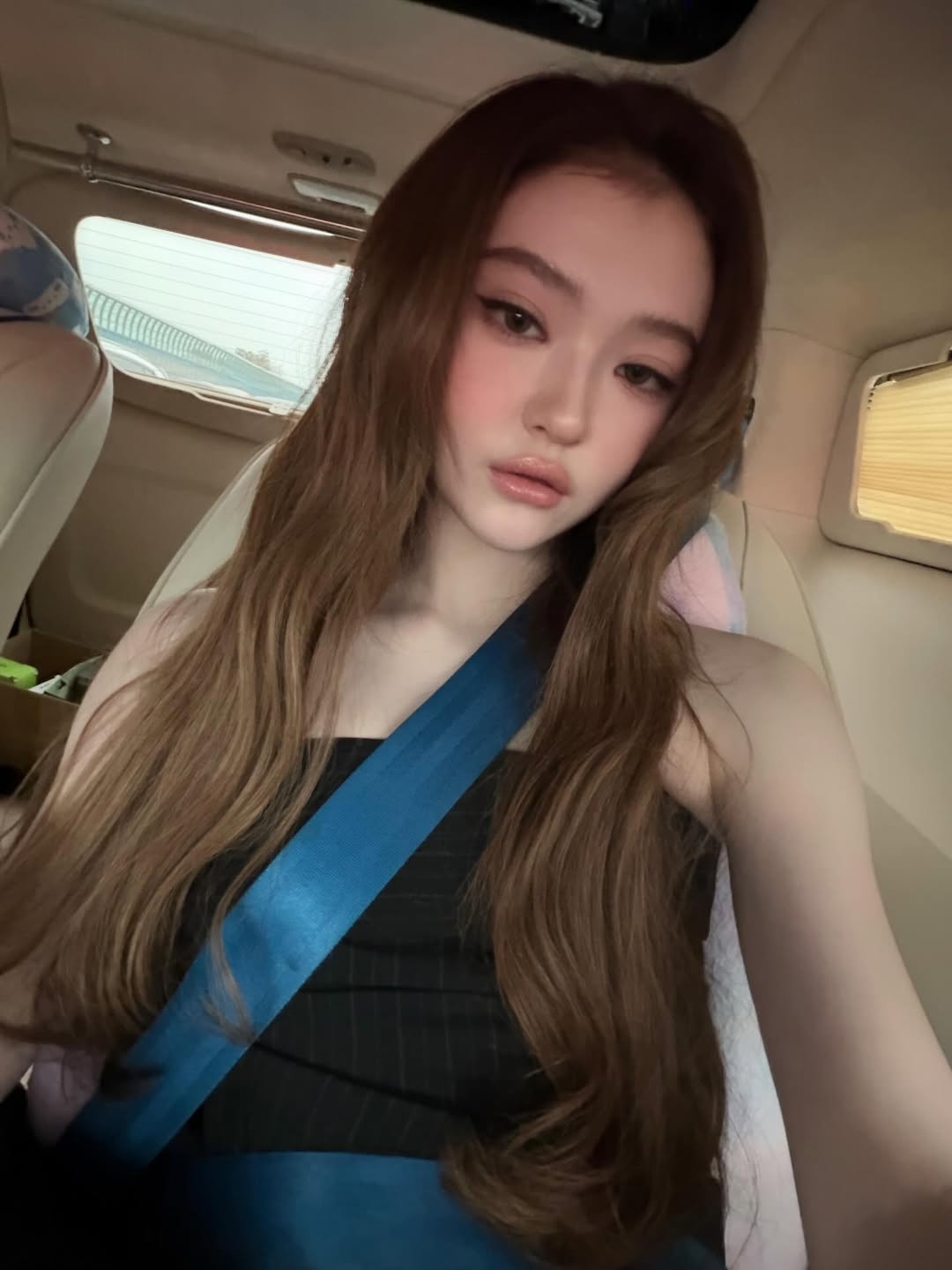 Ella Gross 與 BLACKPINK 成員 Jennie 的相似度，連粉絲都直呼是「同一個模子印出來的」，因此也有了「Little Jennie」這個稱號。