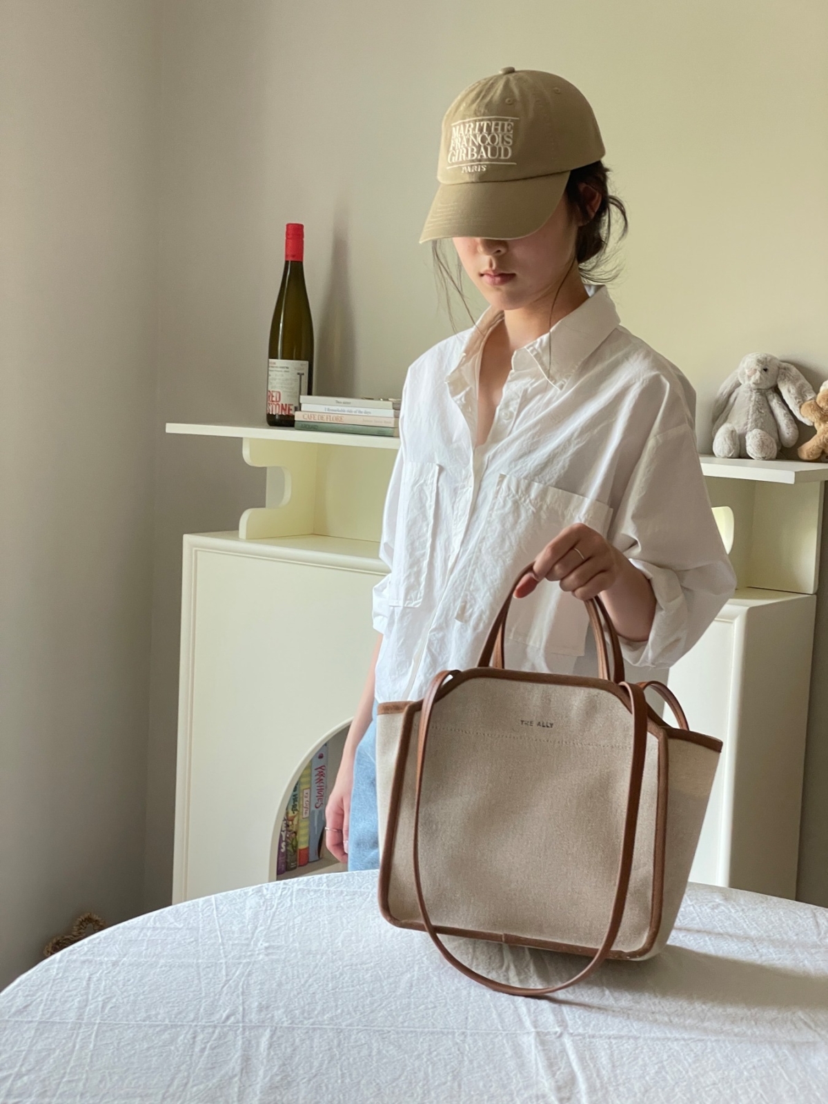 這款包包將「極致收納」與「百搭外型」完美結合，是以高性價比著稱、最能減輕小資女通勤負擔的理想工作袋。