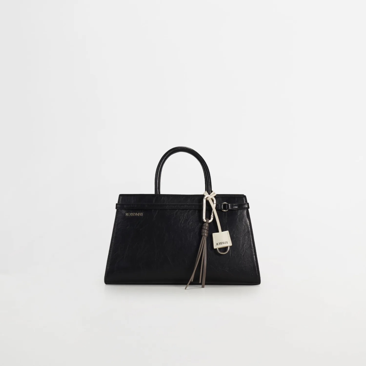 這款包包不僅空間充裕，其百搭的色調與可手提、可肩背的靈活性，更能完美契合從正式西裝到休閒套裝的各種穿搭，讓妳在通勤路上隨時保持優雅從容的都市節奏。