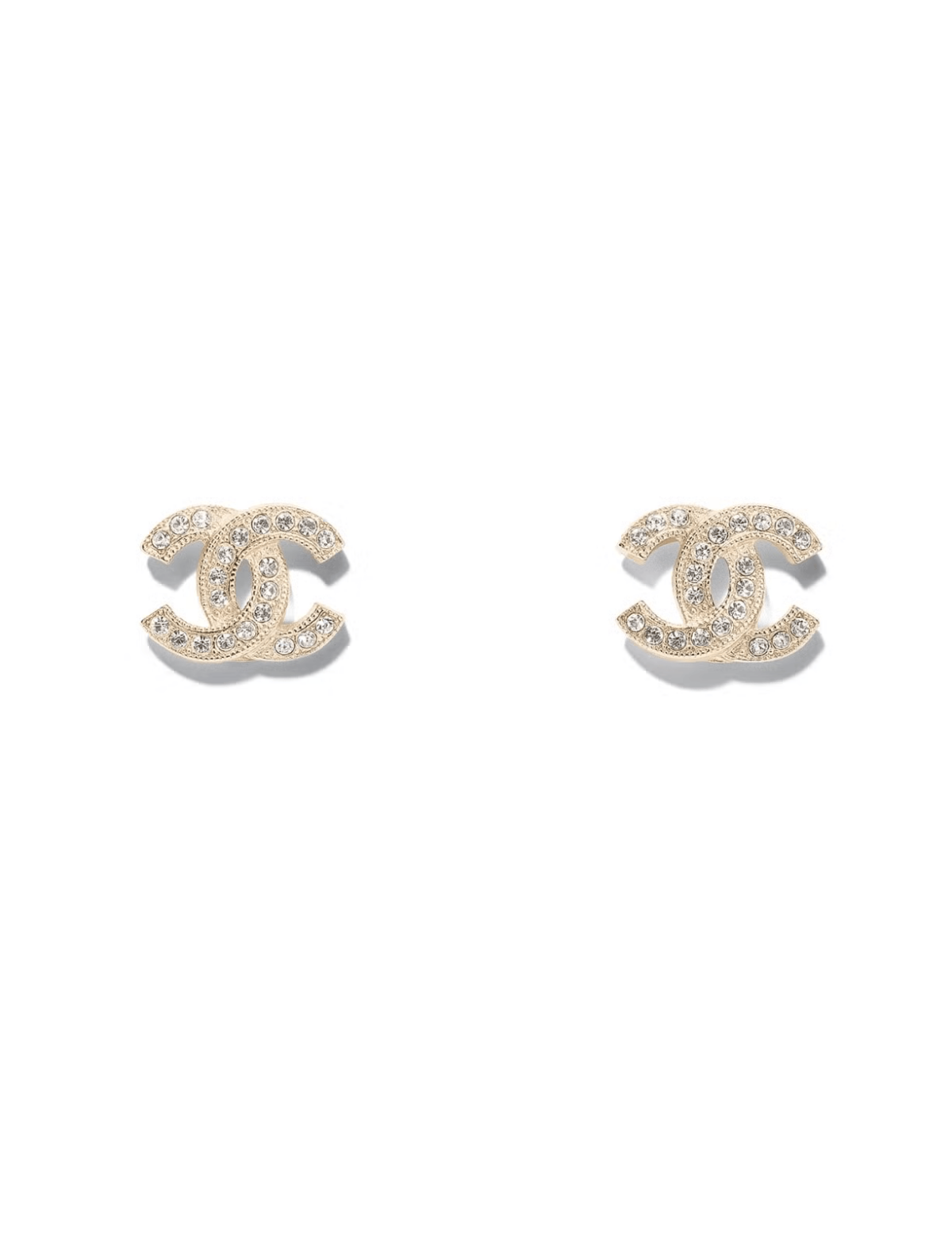 Chanel 雙 C 耳環是以品牌經典交疊 C 字 logo 設計而成的款式，因為辨識度高、經典耐看又相對好搭，所以一直是很多人入門 Chanel 耳環的首選。