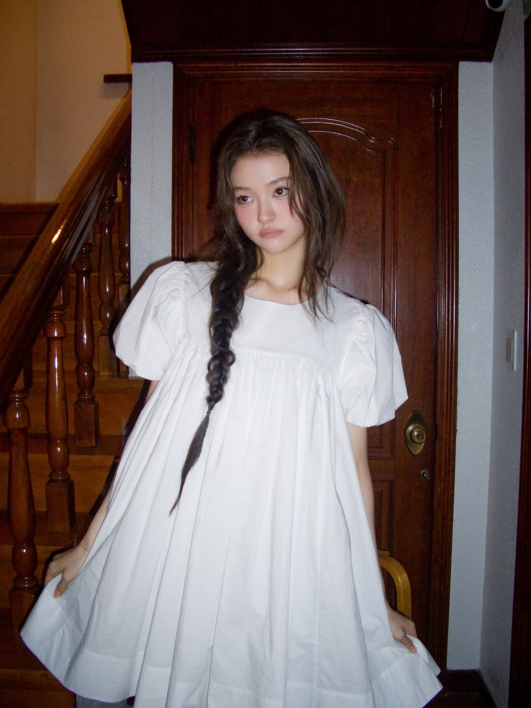 Ella Gross 出生於 2008 年，是一位韓德混血兒。年紀輕輕的她，從她臉上流露出的專業感與「高級臉」，讓她擁有了「全球最強童模」的美譽，在社交平台上累積了數百萬追隨者。