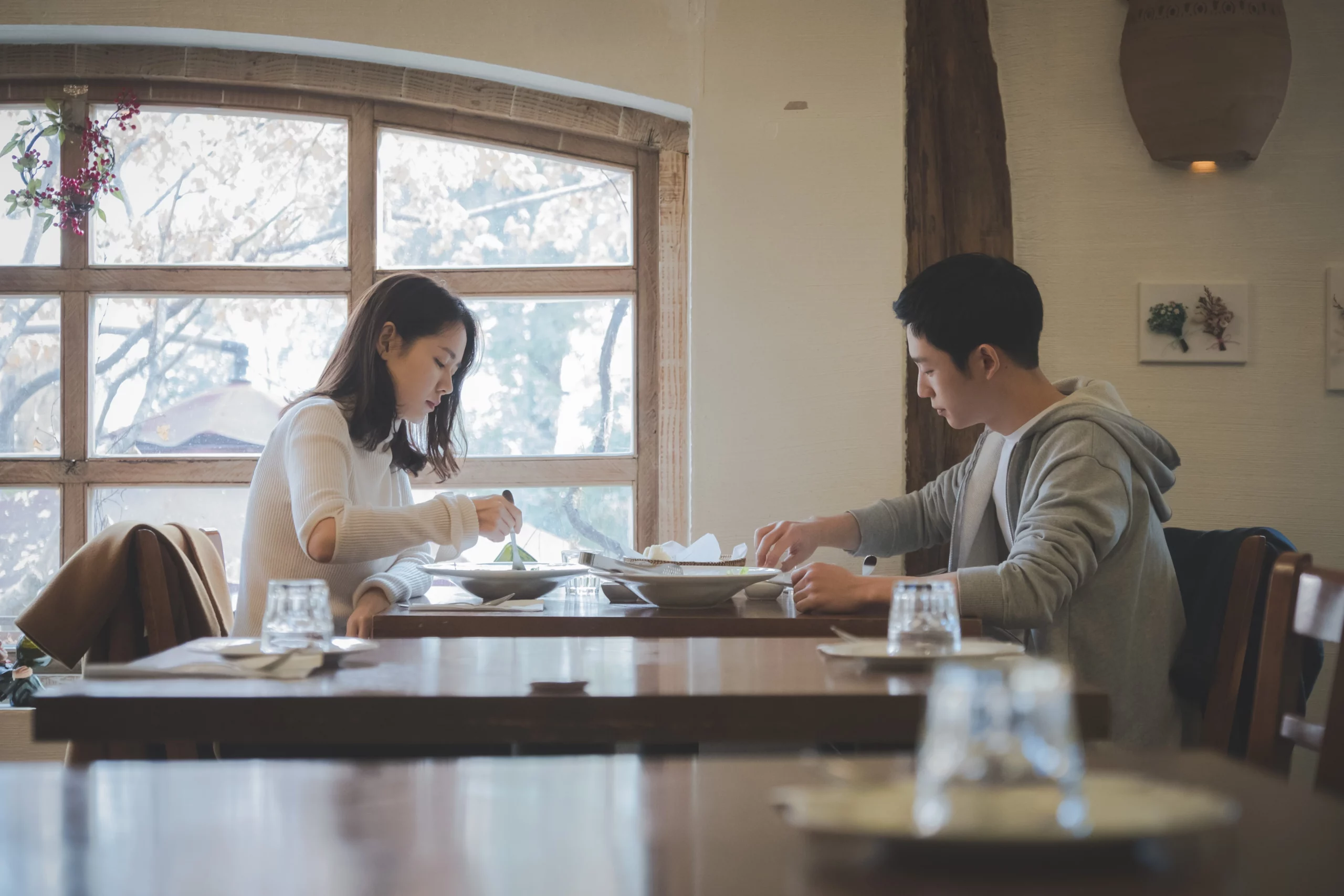 不同餐廳適合的坐法也不同，西餐廳偏向對坐最得體，火鍋和吧台更適合坐近一點，而能依空間自然選位通常比硬套規則更加分。