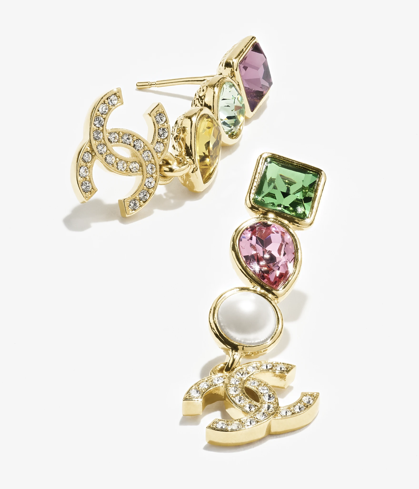 Chanel 耳環入門預算一般可由約 HK$4,900 起步，設計感較強的珍珠、水晶或吊墜款多落在 HK$6,000 至 HK$9,900，第一次入手則較適合先選好搭又常戴的簡單款式。