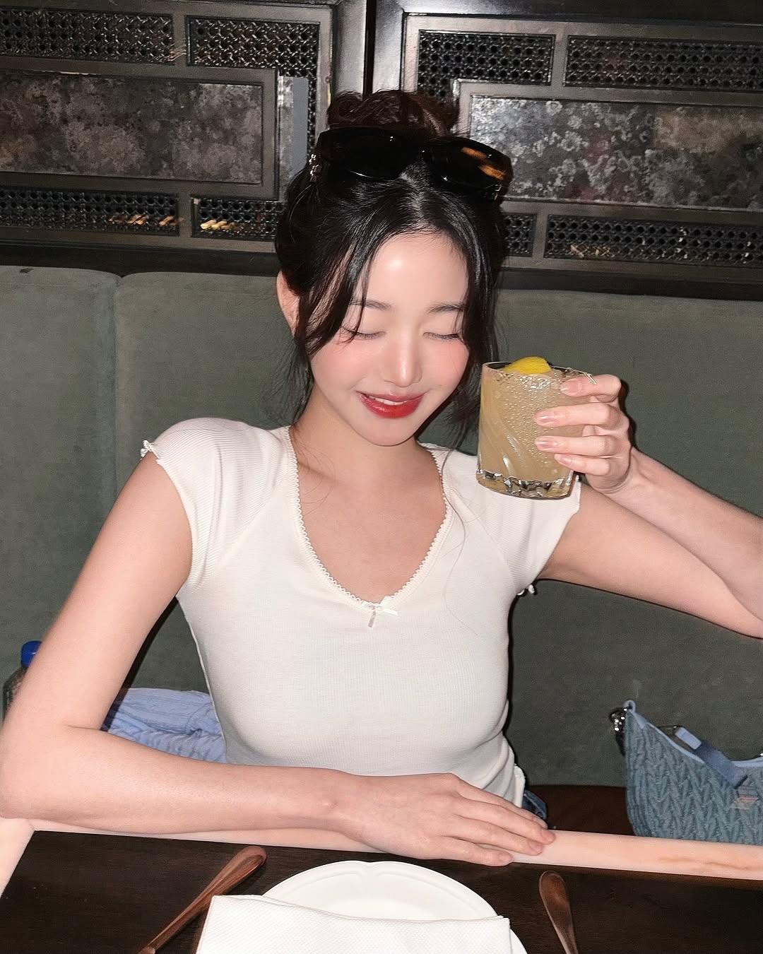 自己剪八字瀏海想不失手,關鍵就是少量分區、每次慢慢修,並先保留安全長度再逐步調整。