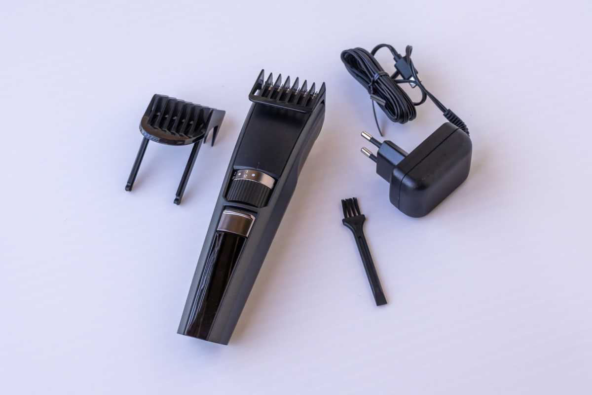 強烈建議選用無線款式，避免電線干擾動作，修剪後腦勺或兩側更順手。