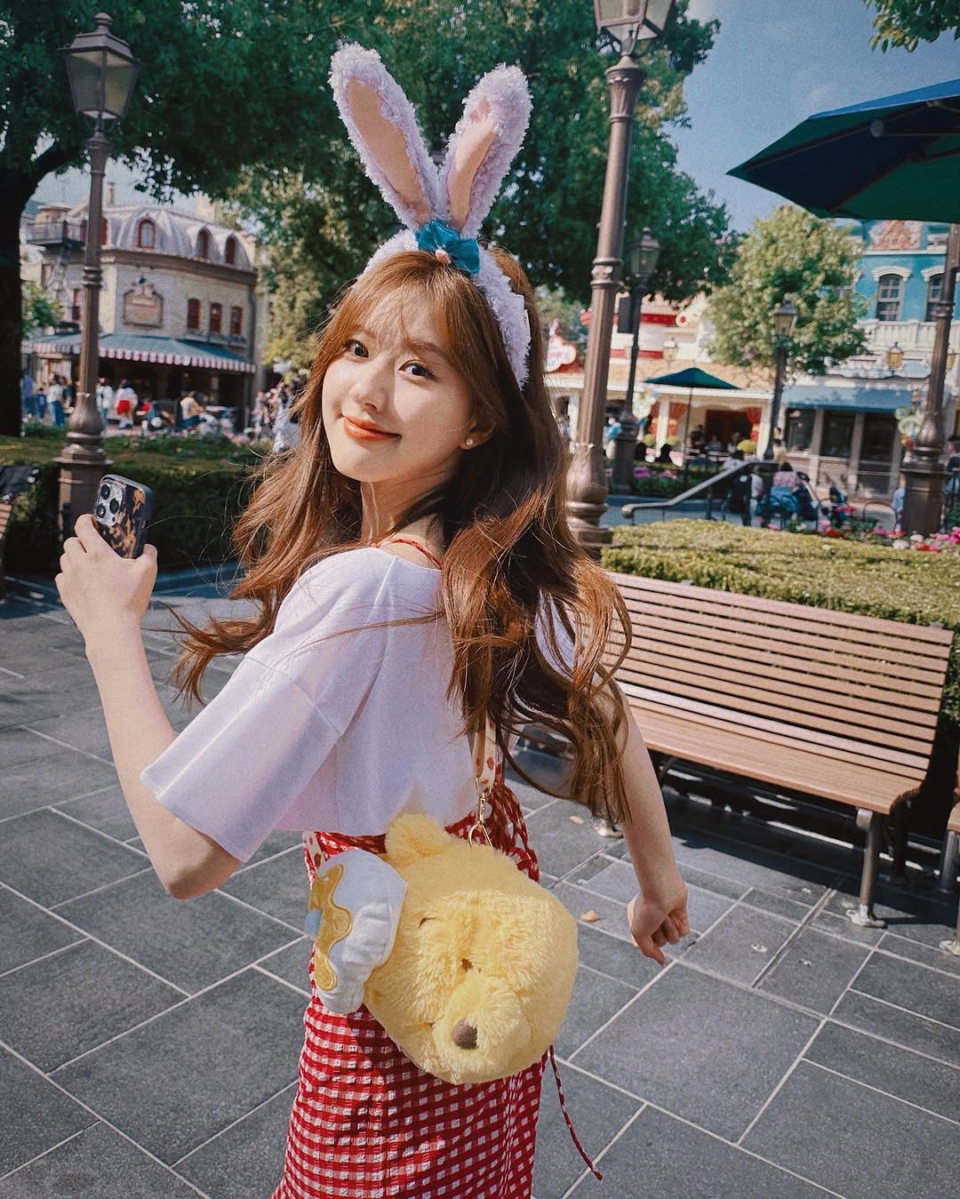 夏天穿搭要避開全身太緊不透氣、寬鬆卻沒有腰線，以及配件過於厚重，才更容易穿出清爽感。