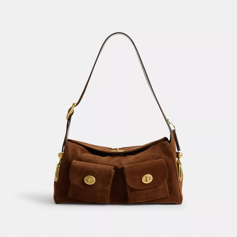 如果平常穿搭偏簡單，想靠手袋替整體造型加分，Twin Pocket會是比基礎款更有亮點的選擇。