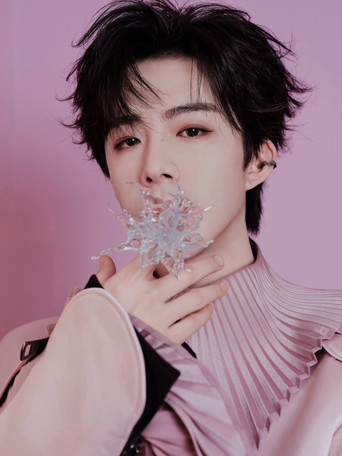 痣多數是黑色素細胞聚集形成的良性皮膚變化，常見成因包括遺傳、紫外線曝曬、荷爾蒙變化，以及作息與膚況影響。