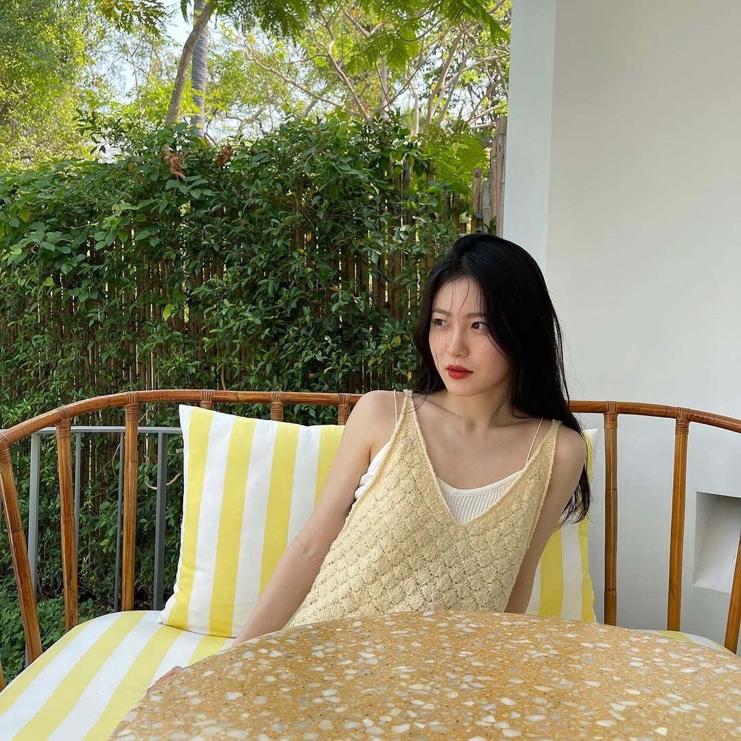 夏天想穿得清爽好看，重點是選透氣材質、不穿太緊、拉出腰線，並用簡單乾淨的配色和版型提升整體感。