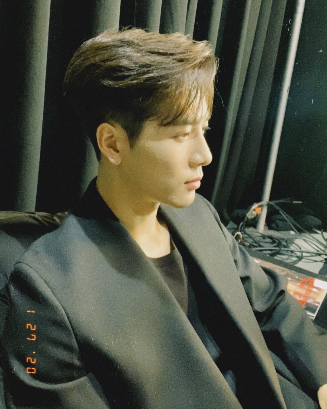 這是最基礎且萬能的造型，王嘉爾的髮型基底亦多為此款。