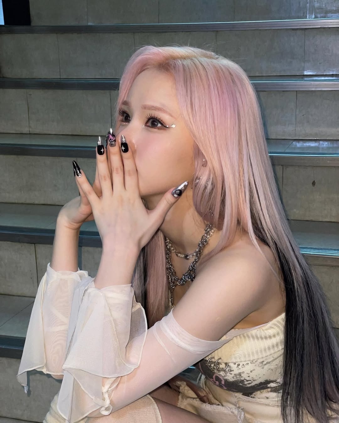 在頭頂大面積的夢幻淡粉色下方，設計師巧妙地藏入了一層深邃的黑色，創造出「雙面獨角獸」般的視覺效果。