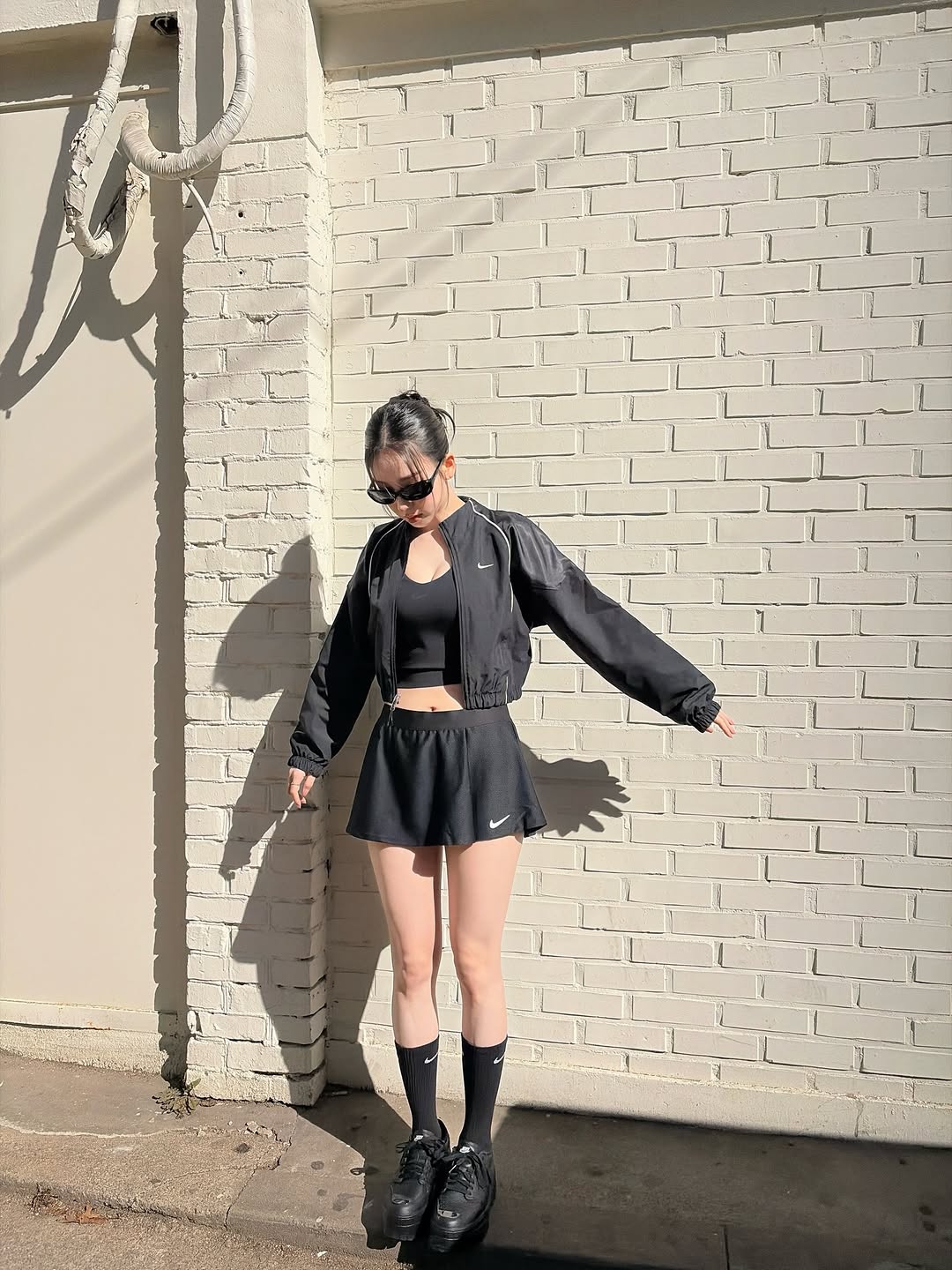 網購買鞋前最好先重新量腳長，並以較大的那隻腳為準，這樣通常會比直接照平常穿的 230 更準。