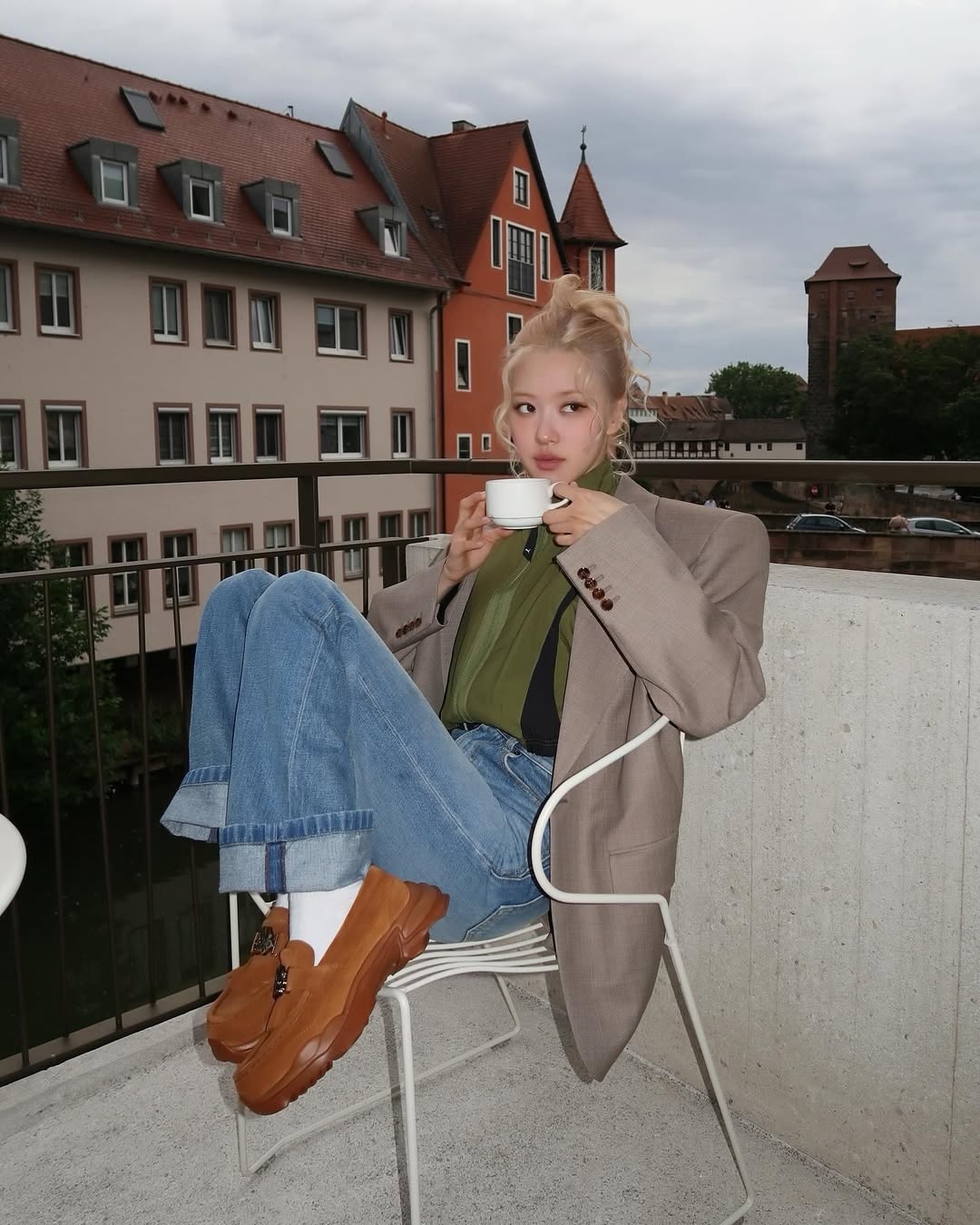 當硬挺的西裝外套遇上粗獷的丹寧布料，那種正式感會立刻被稀釋，變得平易近人。