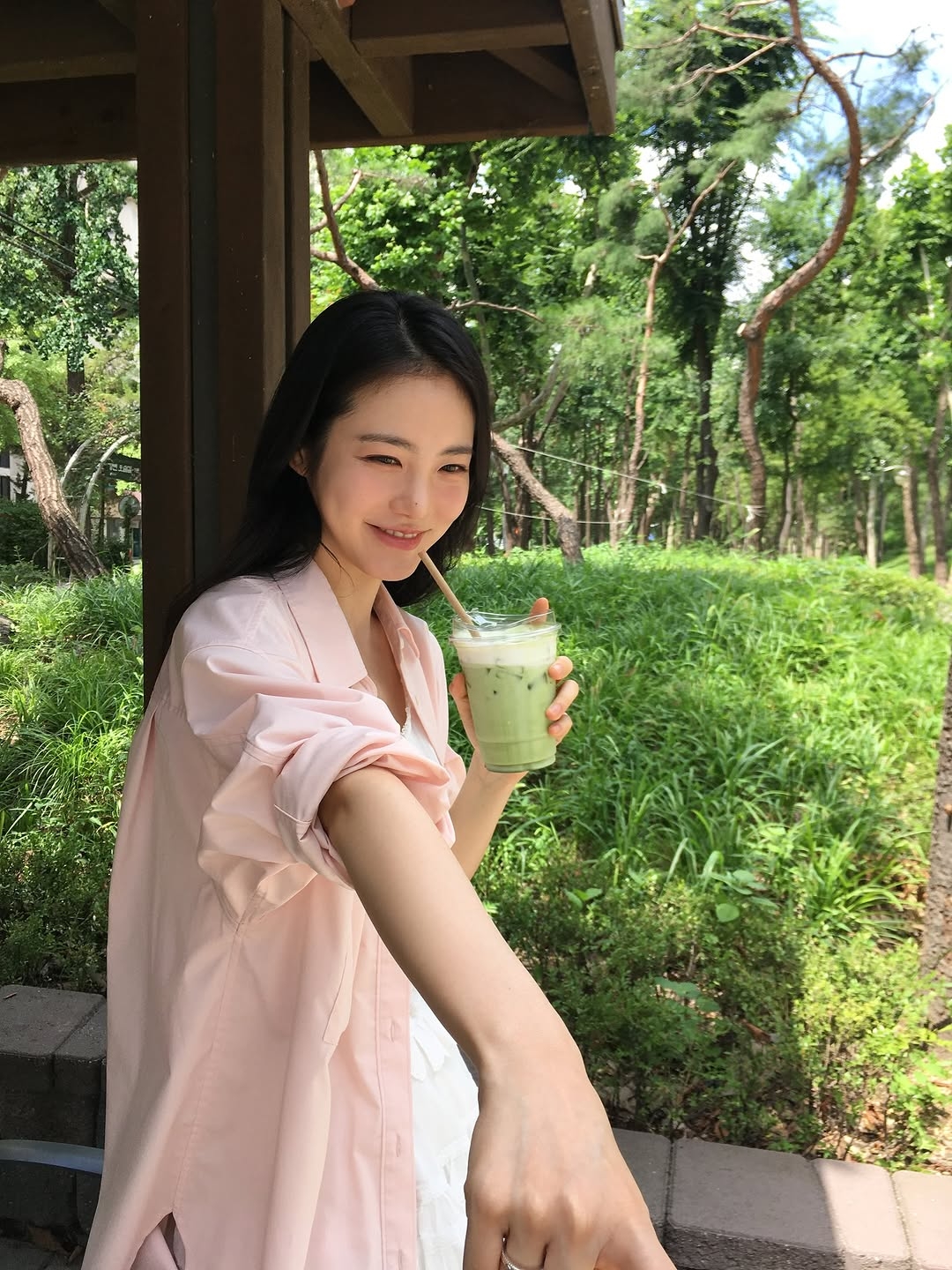 夏天穿搭可先準備背心、白 T、高腰寬褲、A 字裙和薄襯衫這 5 款基本單品，清爽百搭又很實穿。