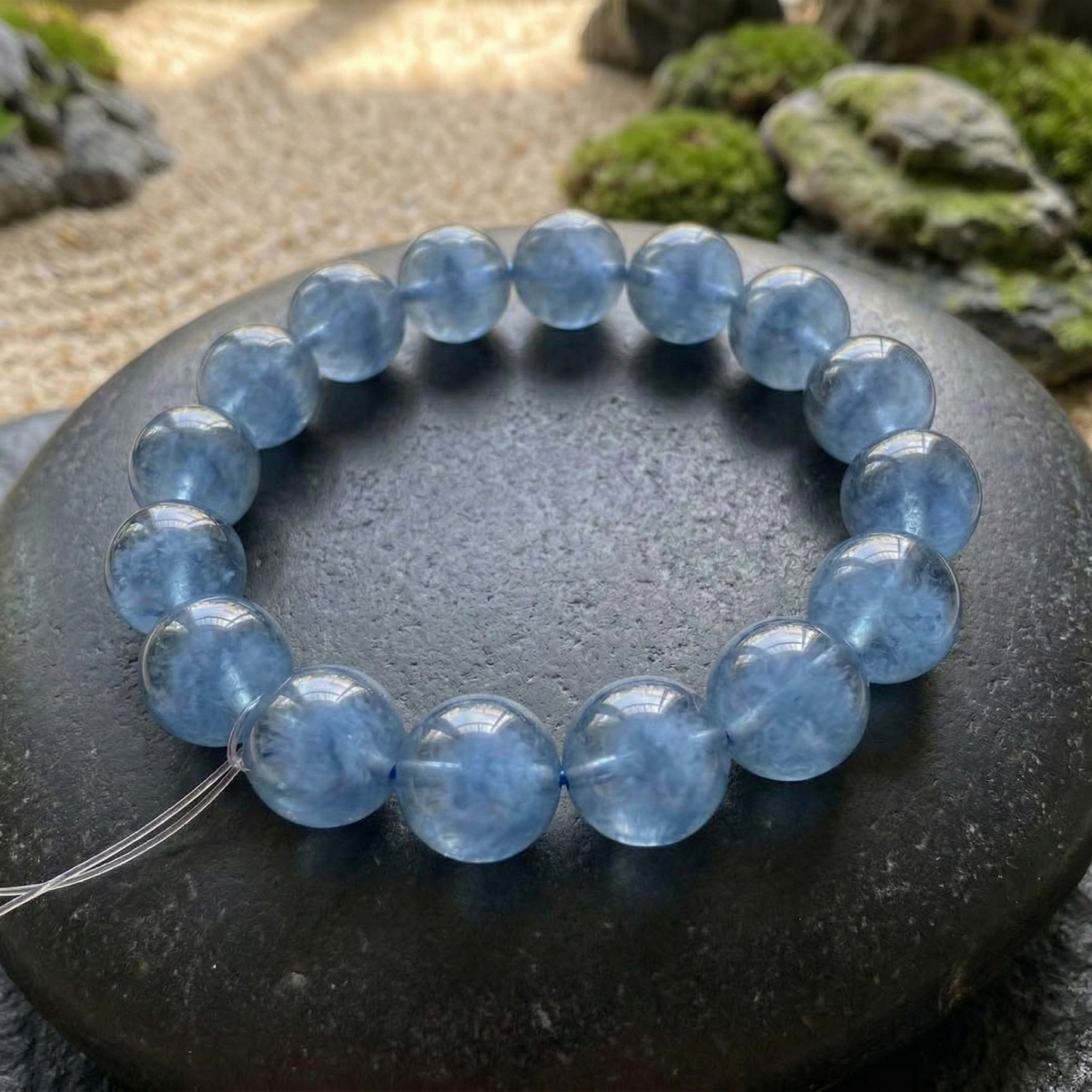 若你想在職場突破自我，藍兔毛水晶是極佳的能量輔助工具。