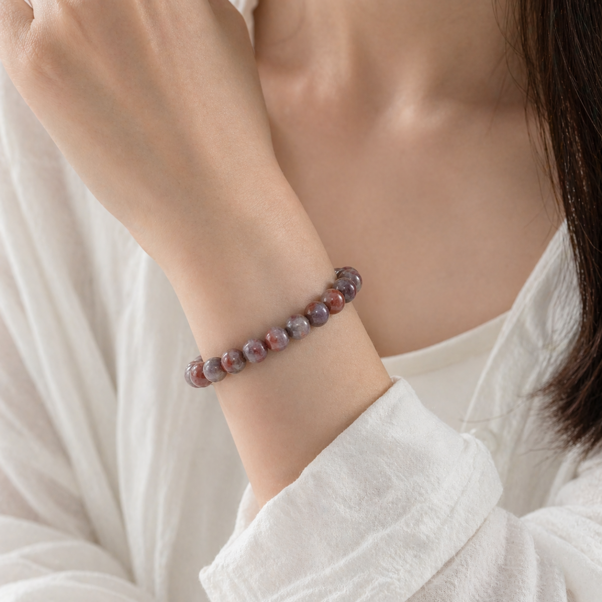 佩戴水晶時，左手通常被視為能量的入口，適合希望吸收水晶頻率以穩定內在狀態的使用者。