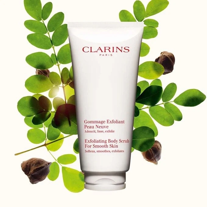 CLARINS 透滑身體磨砂採用超溫和的乳霜質地，裡面混合了 100% 天然微珠和有機腰果油，在帶走老廢角質的同時還能深層滋潤、撫平粗糙。