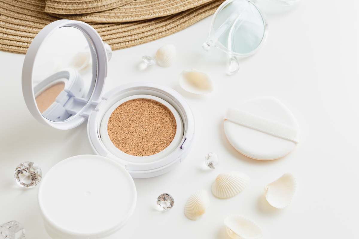 氣墊妝感之所以常看起來特別輕薄透亮，通常是因為質地偏濕潤，加上拍壓上妝方式，能讓底妝更均勻貼膚。