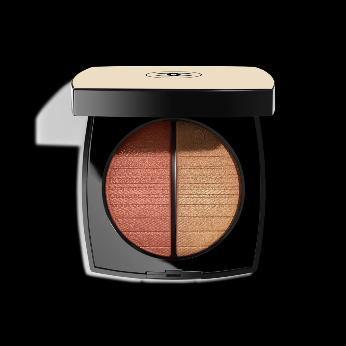 這款光影粉能完美貼合肌膚，以細膩的微金紅潤色調突顯面容輪廓，讓妝容全天候散發如仲夏夜般迷人的動人光采。