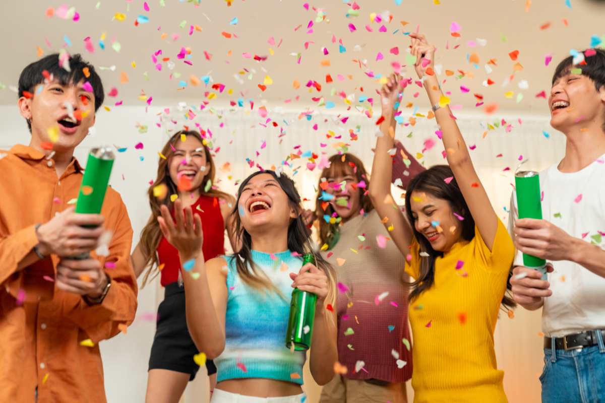 Party Room 和 KTV、餐廳包廂的分別，在於它不只提供單一活動，而是結合用餐、唱歌、遊戲和慶祝功能於同一空間，整體更靈活也更有私隱度。