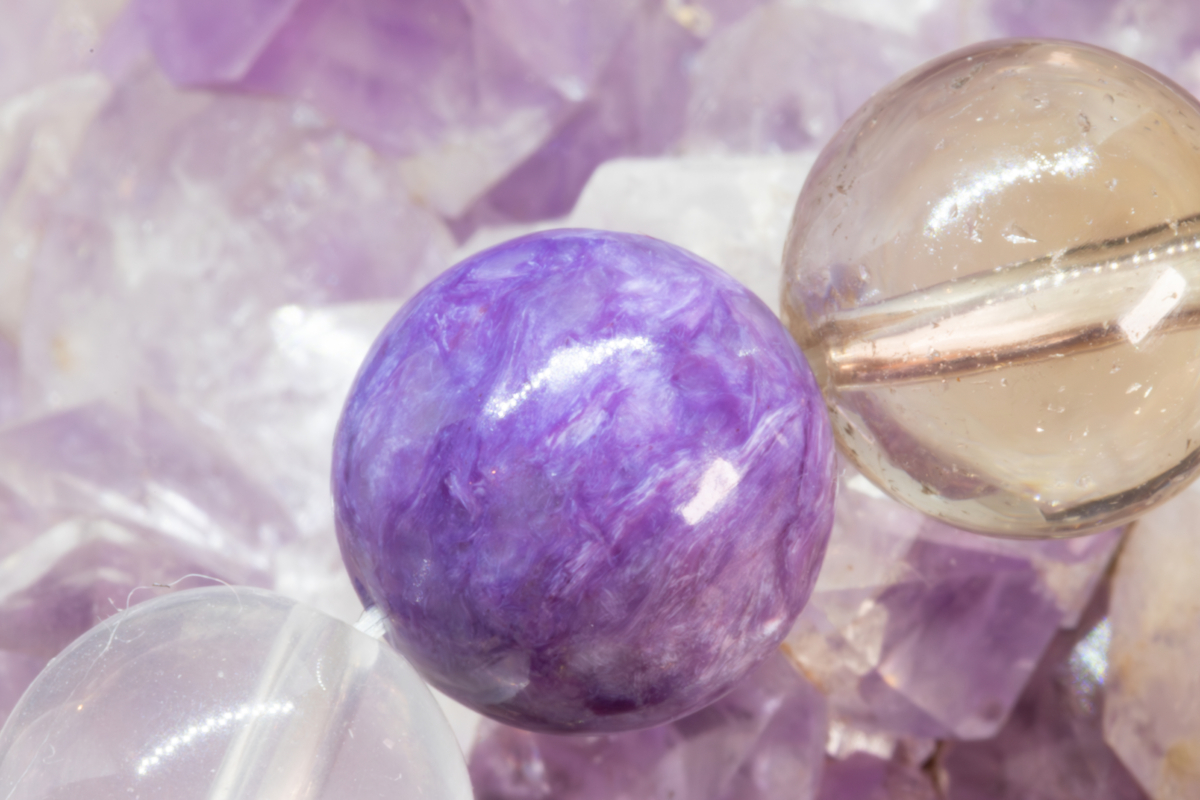 等級較高的紫龍晶，其紫色基底通常呈現均勻且飽滿的深色調。