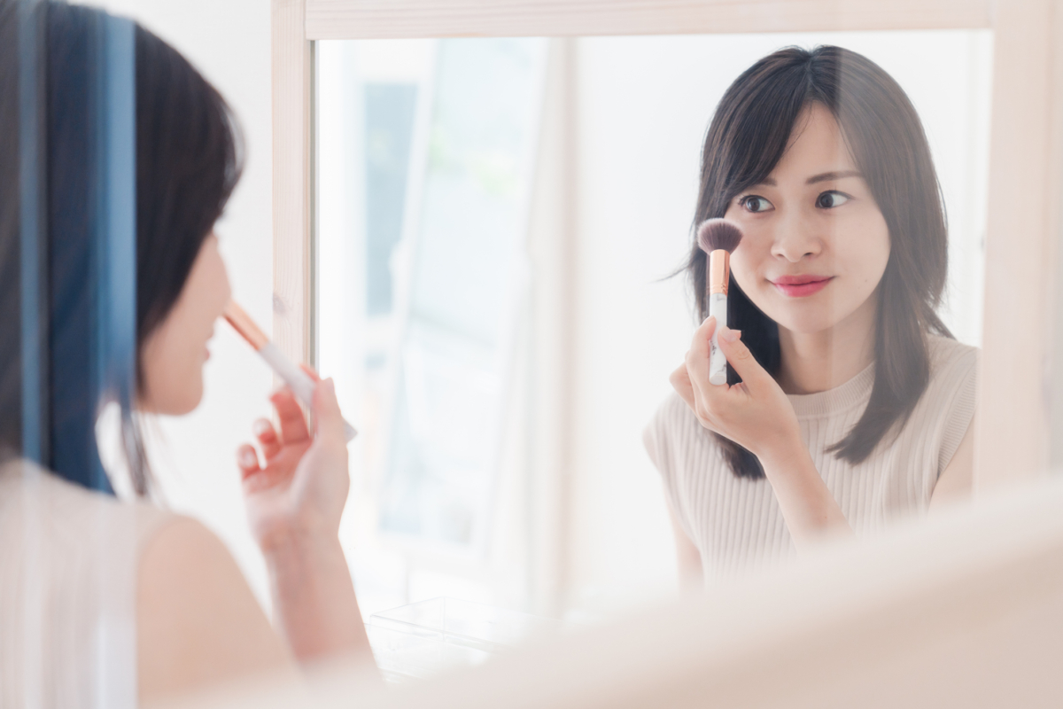 油性肌膚的油脂分泌較旺盛，若使用油分含量高的膏狀或液狀產品，容易導致脫妝或讓臉部看起來像未洗臉般油膩。