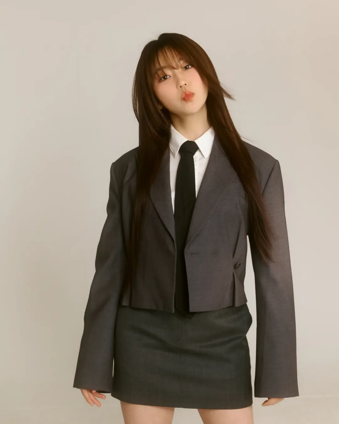 透過裙裝的柔美與西裝的硬朗形成強烈對比，能為硬挺的剪裁注入一股活力。