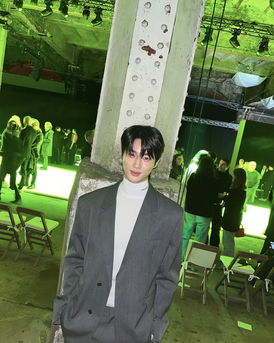 Smart Casual（商务便装）可以說是男生穿搭裡的「萬金油」。它介於正式西裝和居家衣服之間，核心在於：看起來像認真打扮過，但又沒有要去參加重要會議這麼嚴肅。