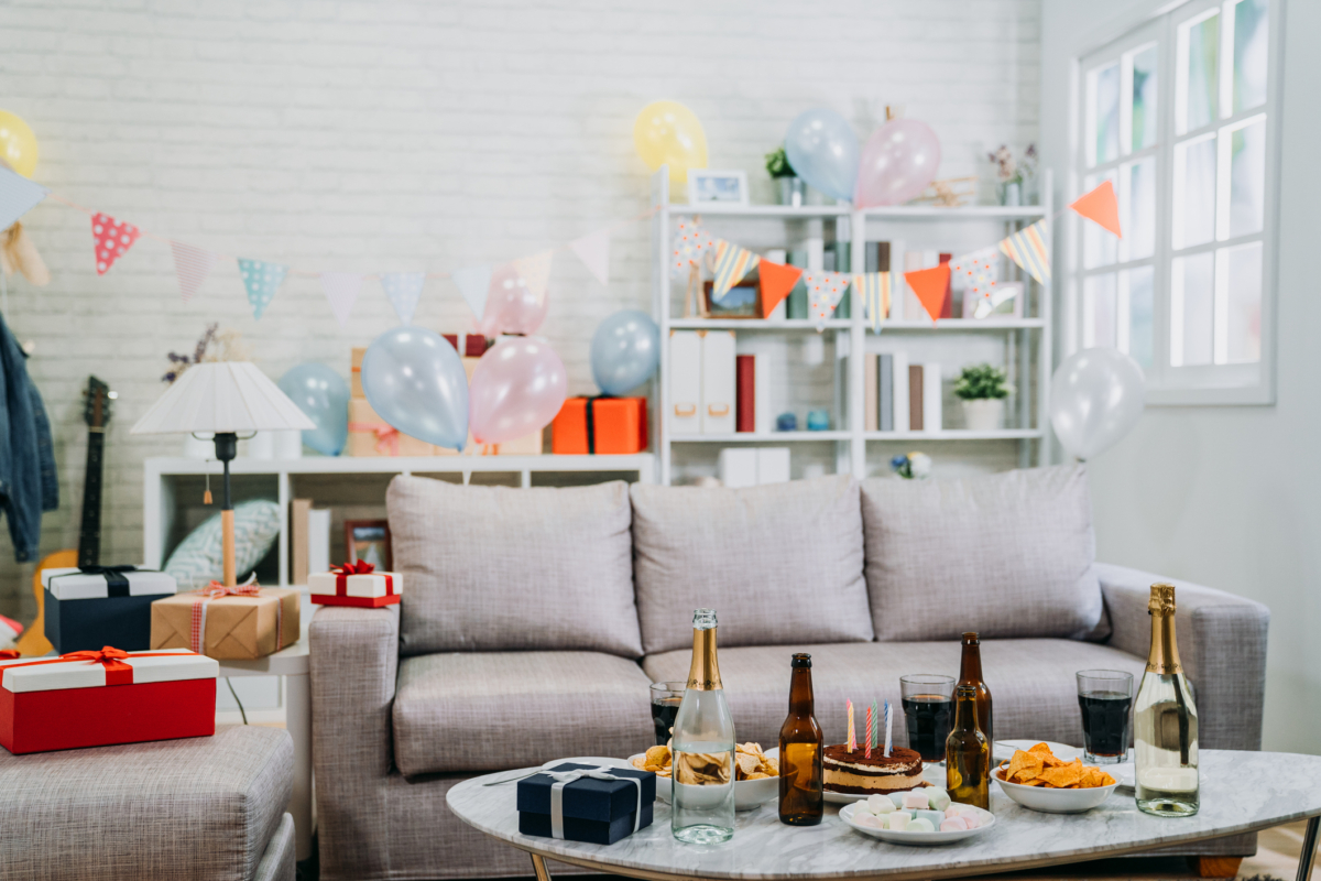 Party Room 收費通常按人頭、包場或時段計算，並會因地點、人數和設施而不同，預訂前記得先問清按金、清潔費、加鐘費及其他額外收費。