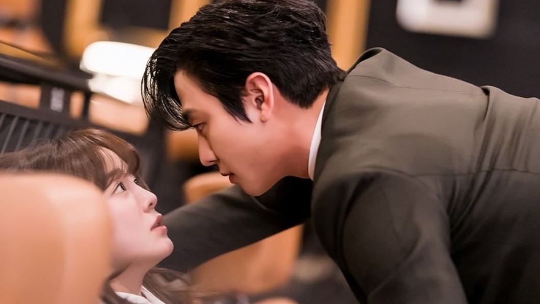 如果他捉弄完妳後，第一時間是看著妳的眼睛並露出陽光般的笑容，那他內心多半是希望能看到妳開心的樣子。