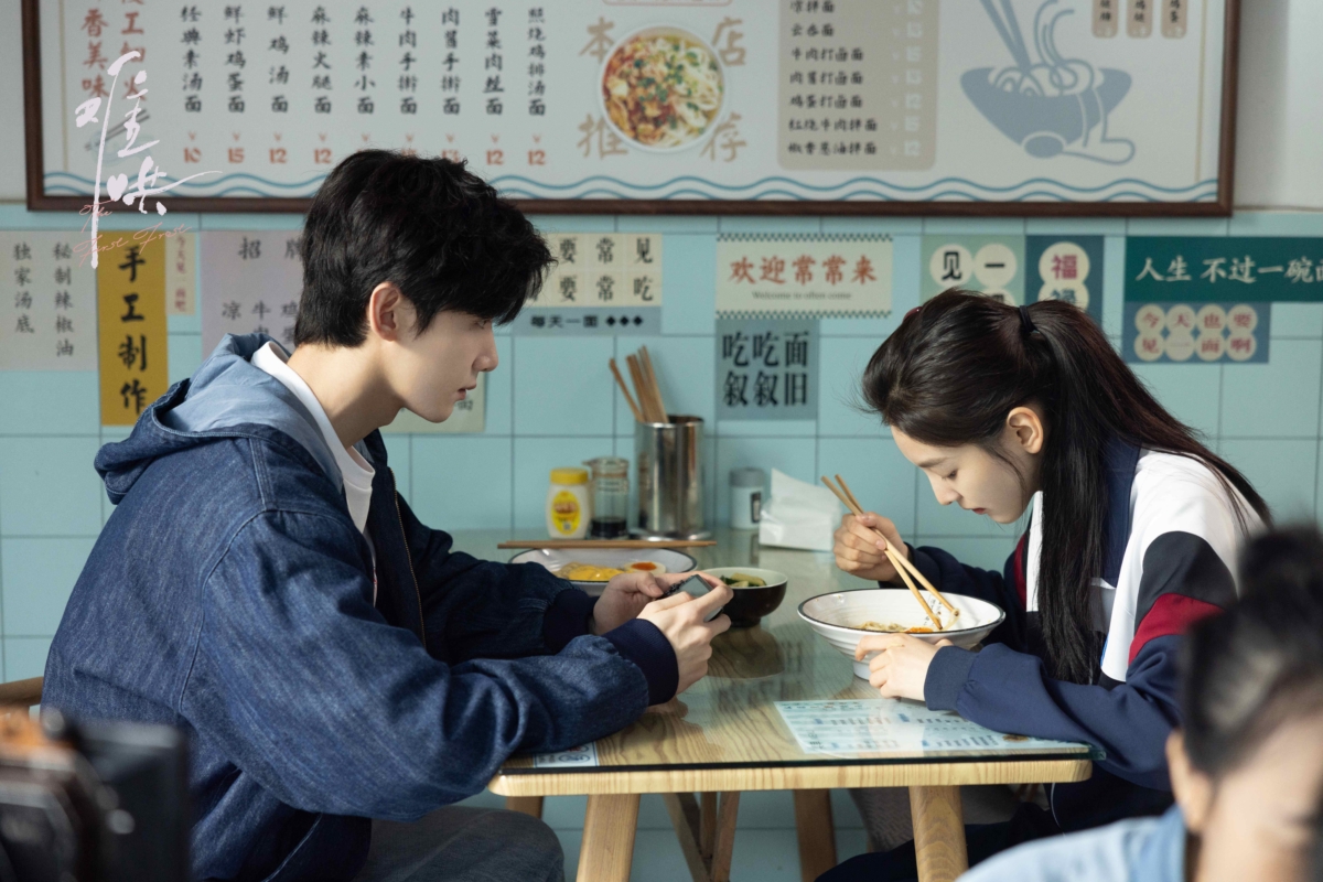 聊天聊到彼此回覆穩定、願意分享日常，且對共同活動有興趣時，就可以用輕鬆、有選擇空間的方式自然約見面。