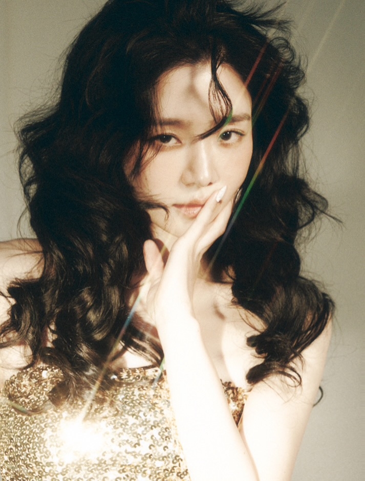 朴圭瑛透過八字瀏海連結法式波紋捲，展現慵懶chic風格。