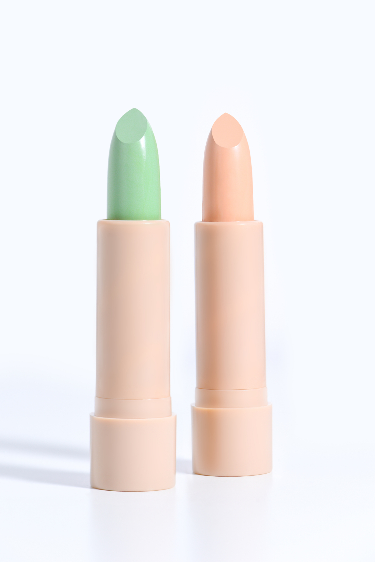 修容筆常畫在臉頰、下顎線、髮際線和鼻影位置，只要抓對範圍並少量暈開，就能自然修飾輪廓、讓五官更立體。