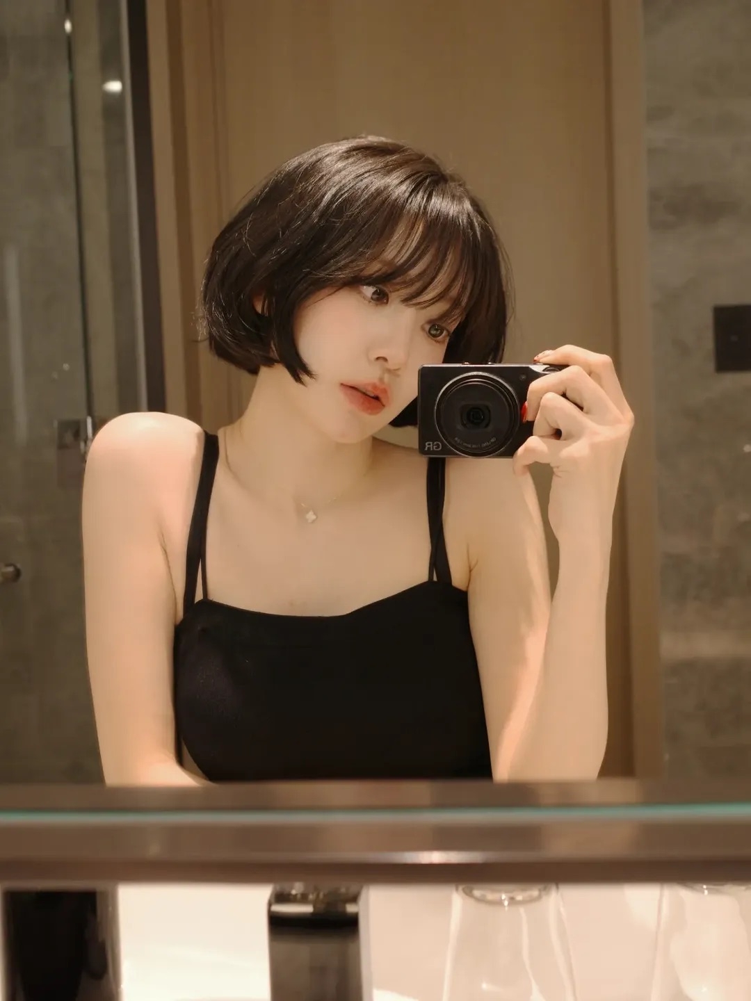 「妹妹頭」是一種非常經典的髮型，最大的特點就是能打造精緻小臉。