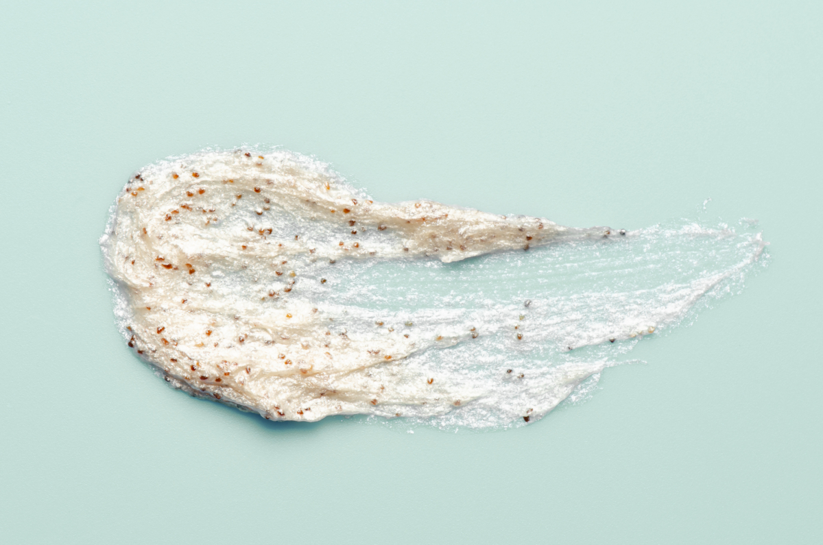 是一種含有細小顆粒的清潔產品，透過在皮膚上溫柔按摩的「物理性去角質」方式，幫妳帶走堆積的老廢角質、清掃毛孔裡的髒污。