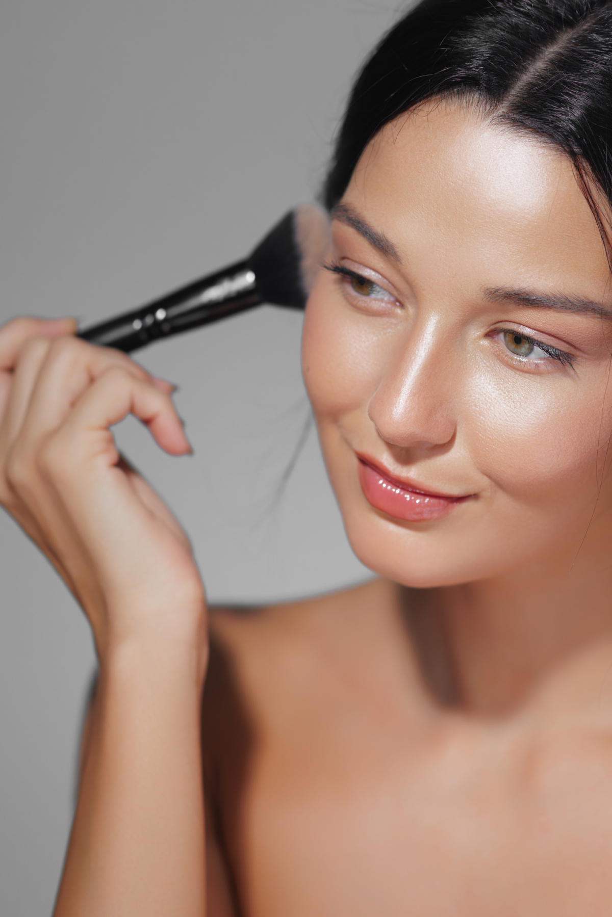 高光顏色不是越白越好，按膚色選對色調，提亮效果才會更自然、不顯突兀。