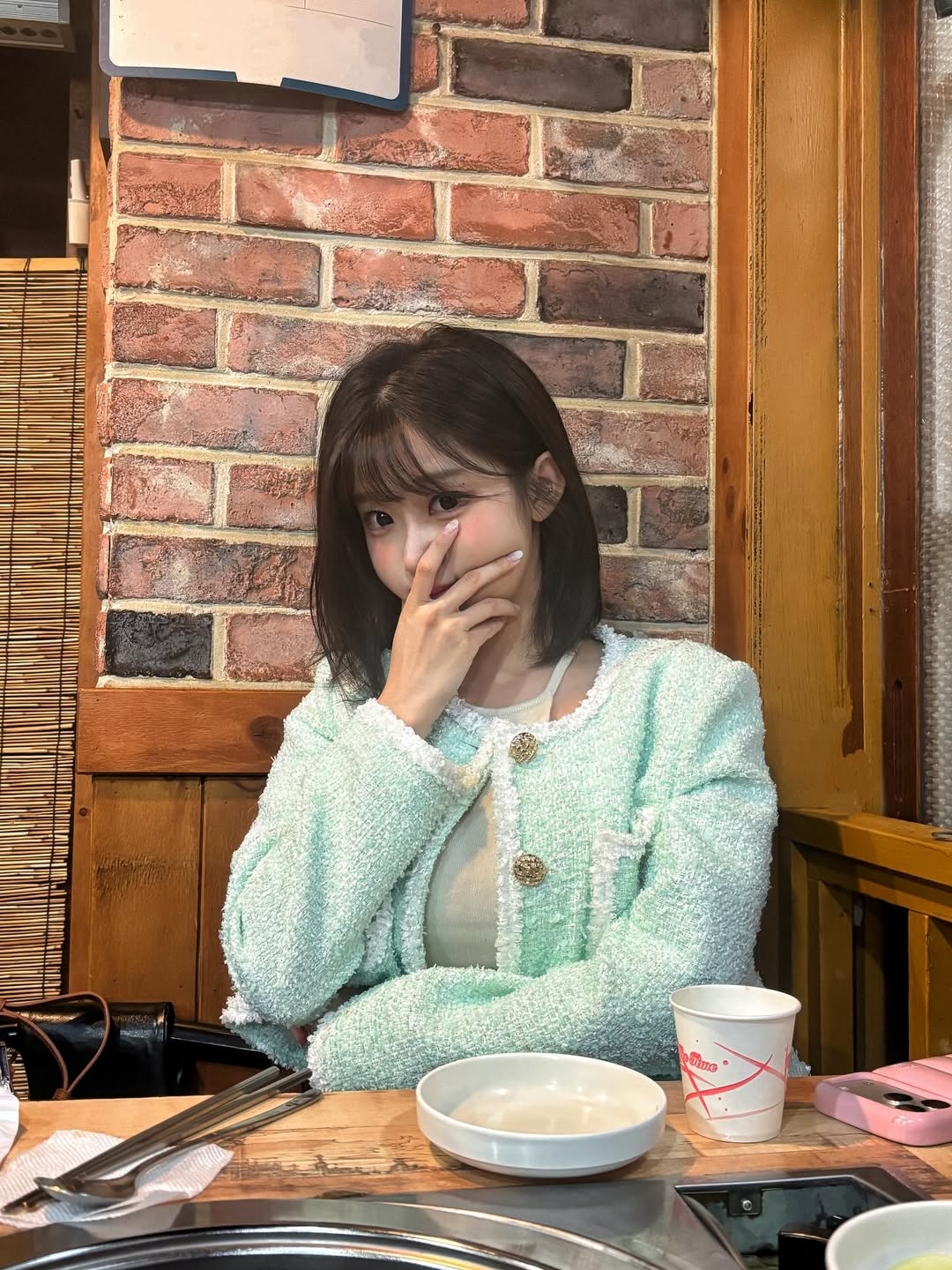 李珠珢的空氣瀏海與一刀切的組合，展現出甜美親切的形象。