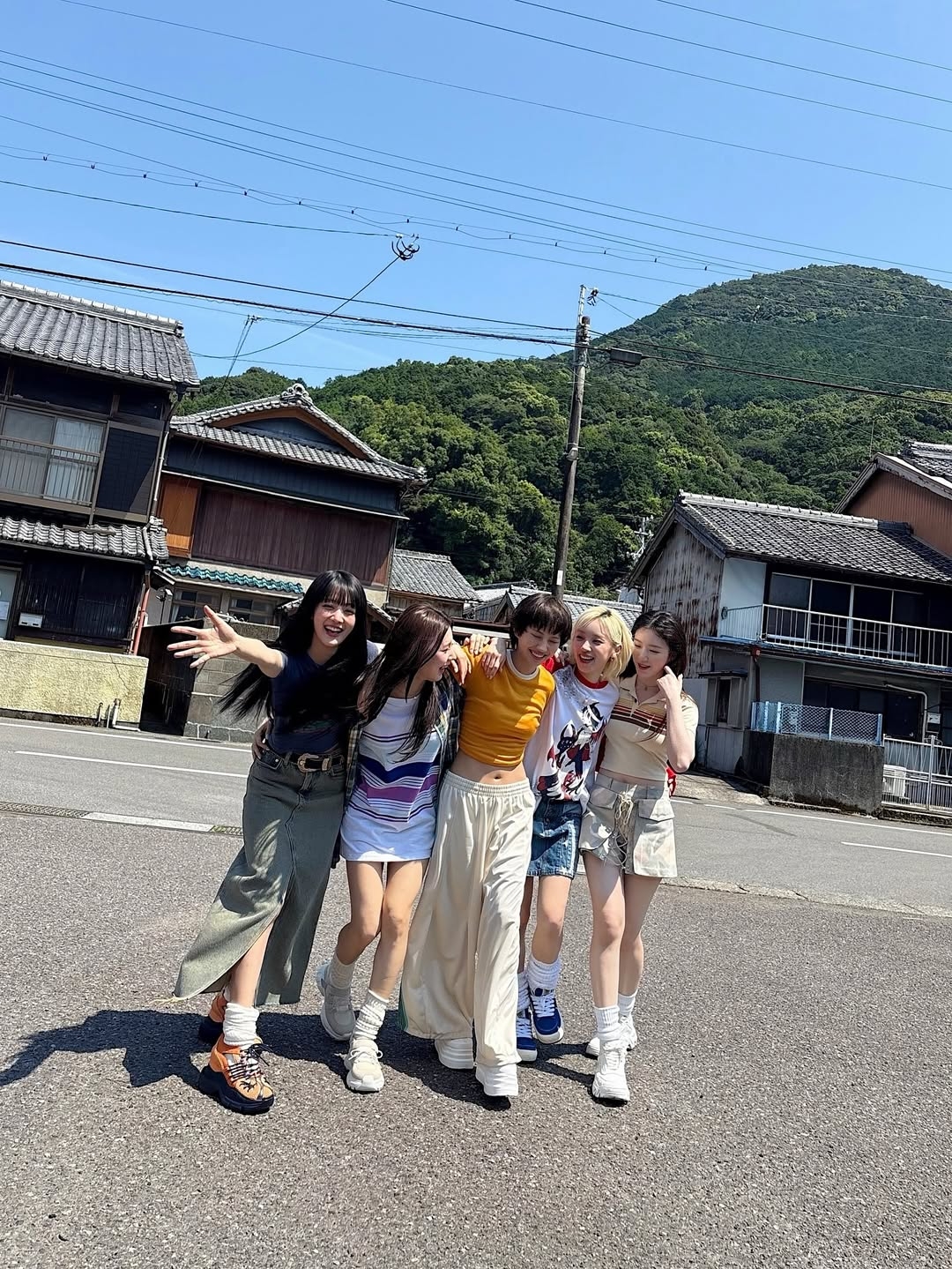 韓系穿搭的核心精髓在於鬆弛感，關鍵在於寬窄比例的靈活運用。