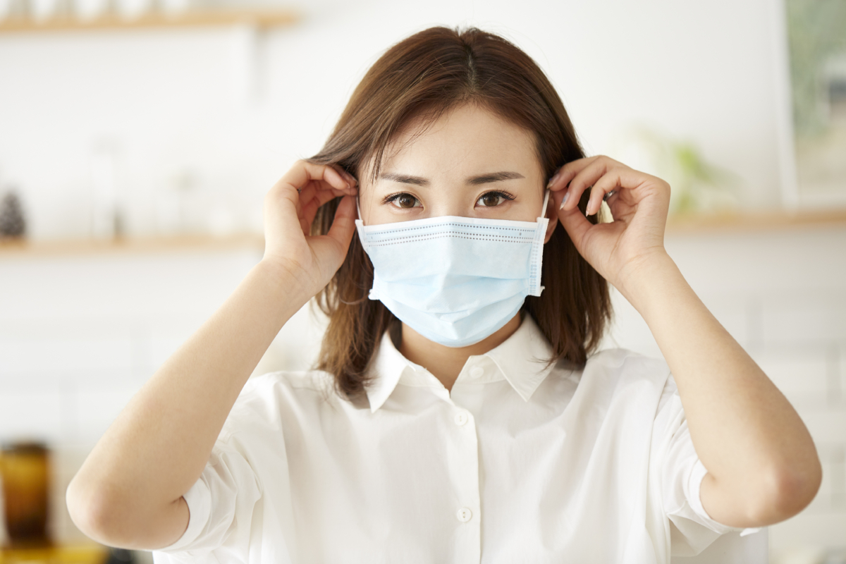 市面上有很多矽膠或塑膠材質的延長帶，可以將耳帶扣在腦後，完全解放耳朵的壓力，同時讓口罩更緊貼臉部。